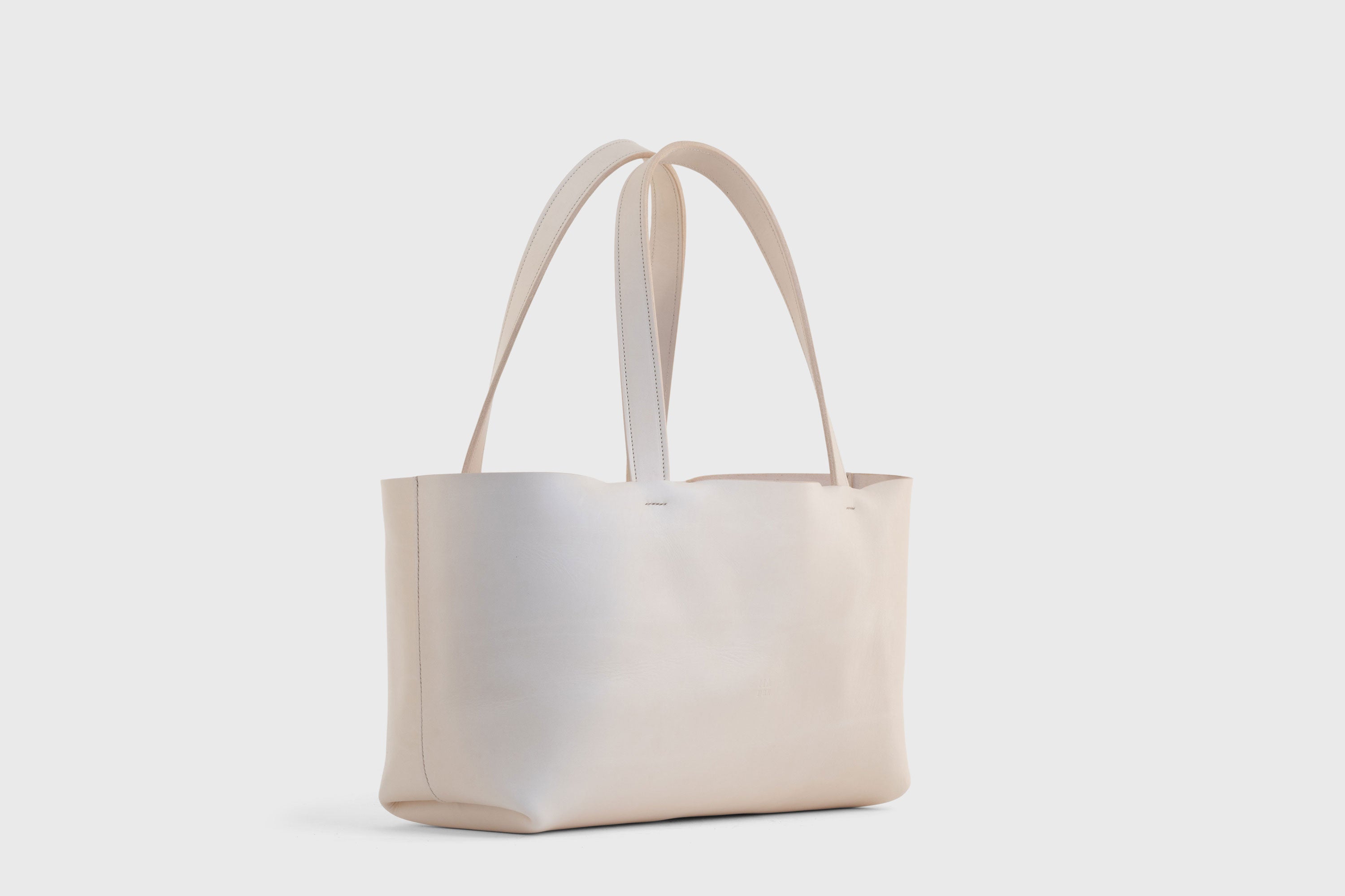 Tote Bag Karin Large Size Natural Color Vegetable Tanned Leather Vachetta Minimalistic Design Premium Atelier Madre Manuel Dreesmann Barcelona Spain