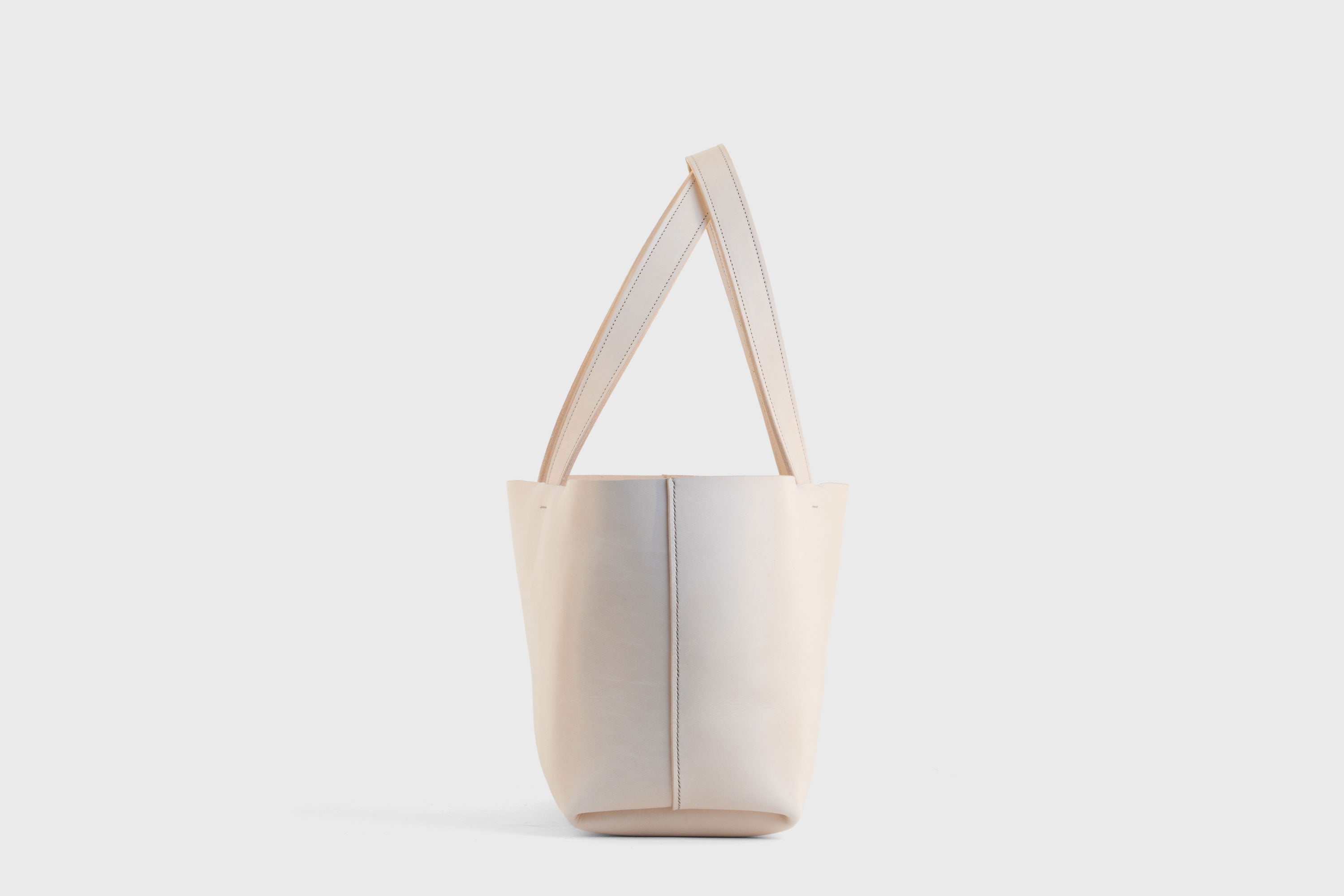 Tote Bag Karin Large Size Natural Color Vegetable Tanned Leather Vachetta Minimalistic Design Premium Atelier Madre Manuel Dreesmann Barcelona Spain