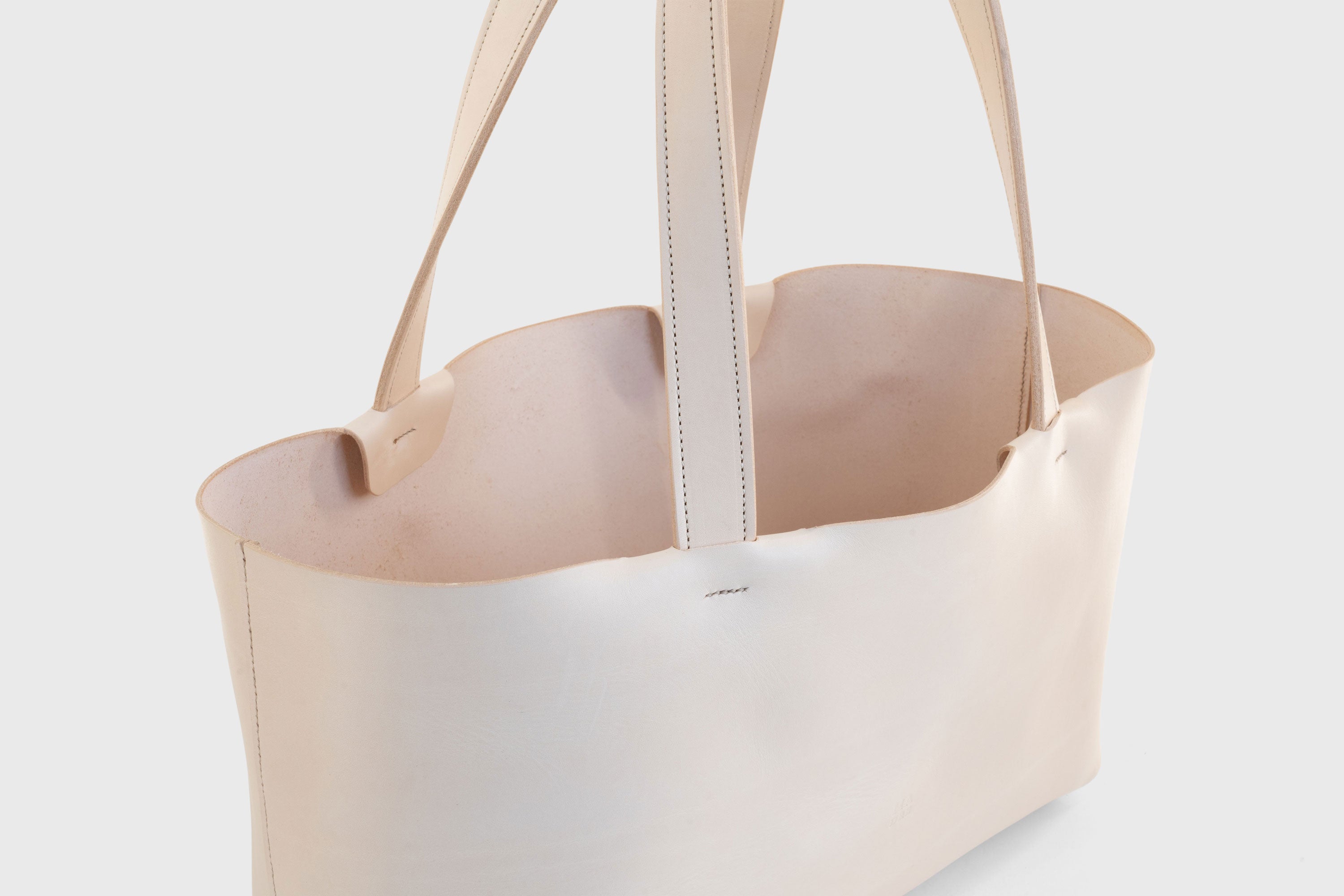 Tote Bag Karin Large Size Natural Color Vegetable Tanned Leather Vachetta Minimalistic Design Premium Atelier Madre Manuel Dreesmann Barcelona Spain