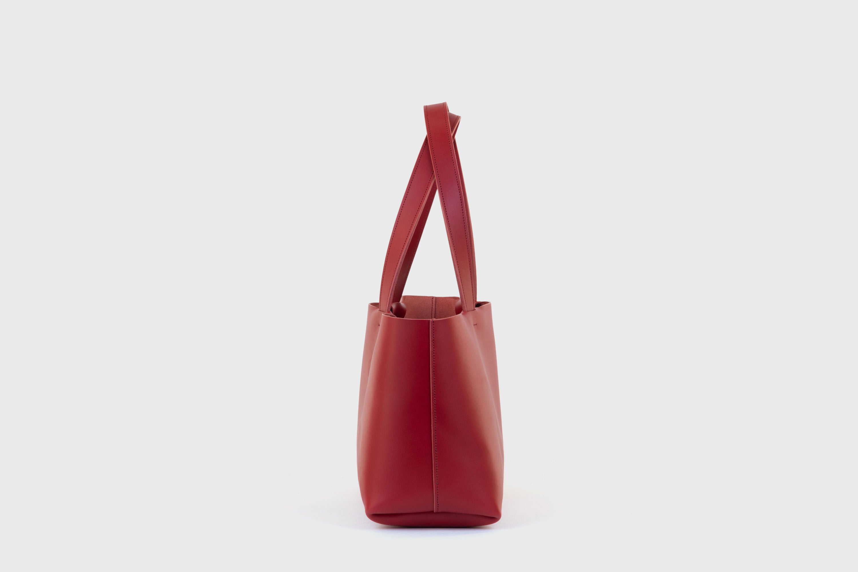 Tote Bag Karin Large Size Red Color Vegetable Tanned Leather Vachetta Minimalistic Design Premium Atelier Madre Manuel Dreesmann Barcelona Spain