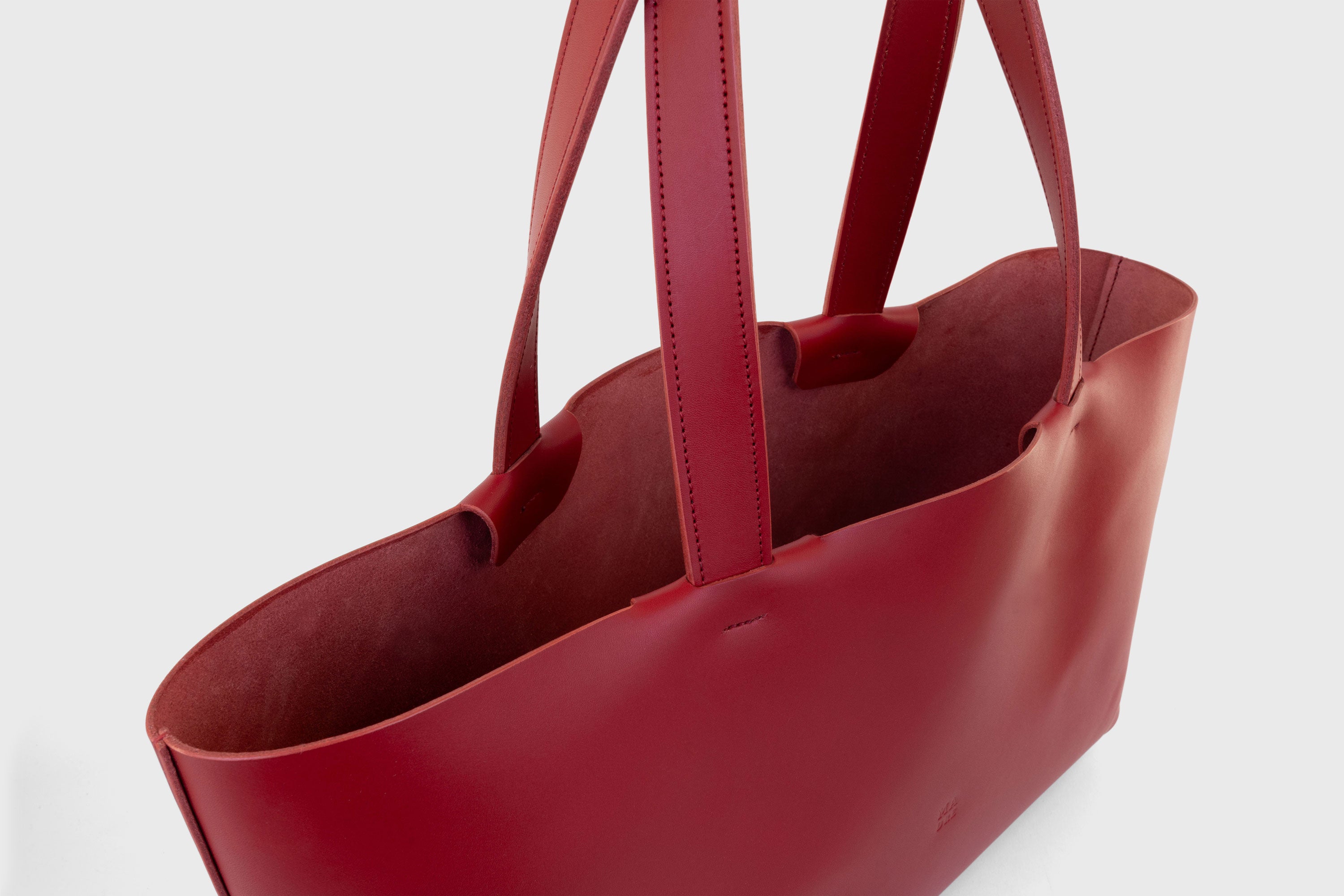 Tote Bag Karin Large Size Red Color Vegetable Tanned Leather Vachetta Minimalistic Design Premium Atelier Madre Manuel Dreesmann Barcelona Spain
