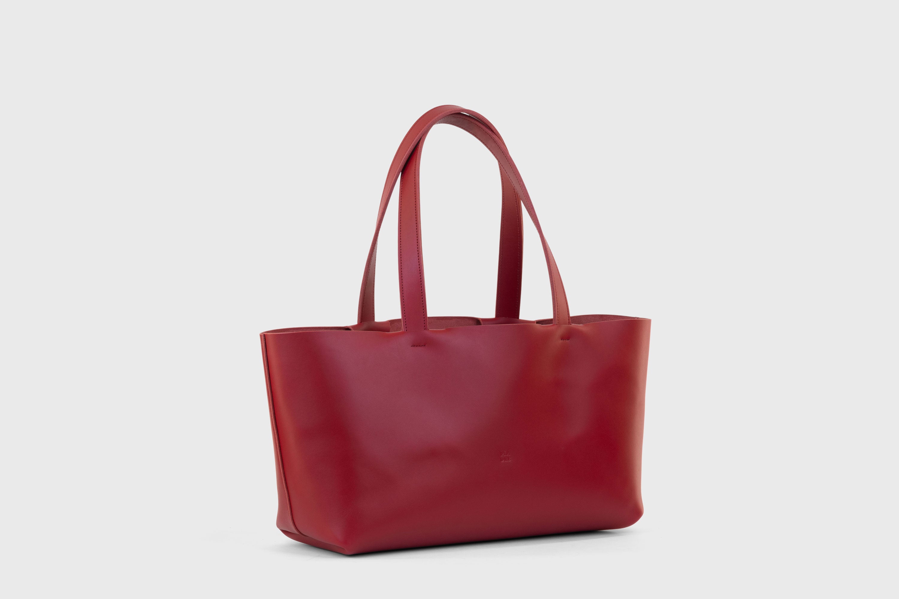 Tote Bag Karin Large Size Red Color Vegetable Tanned Leather Vachetta Minimalistic Design Premium Atelier Madre Manuel Dreesmann Barcelona Spain