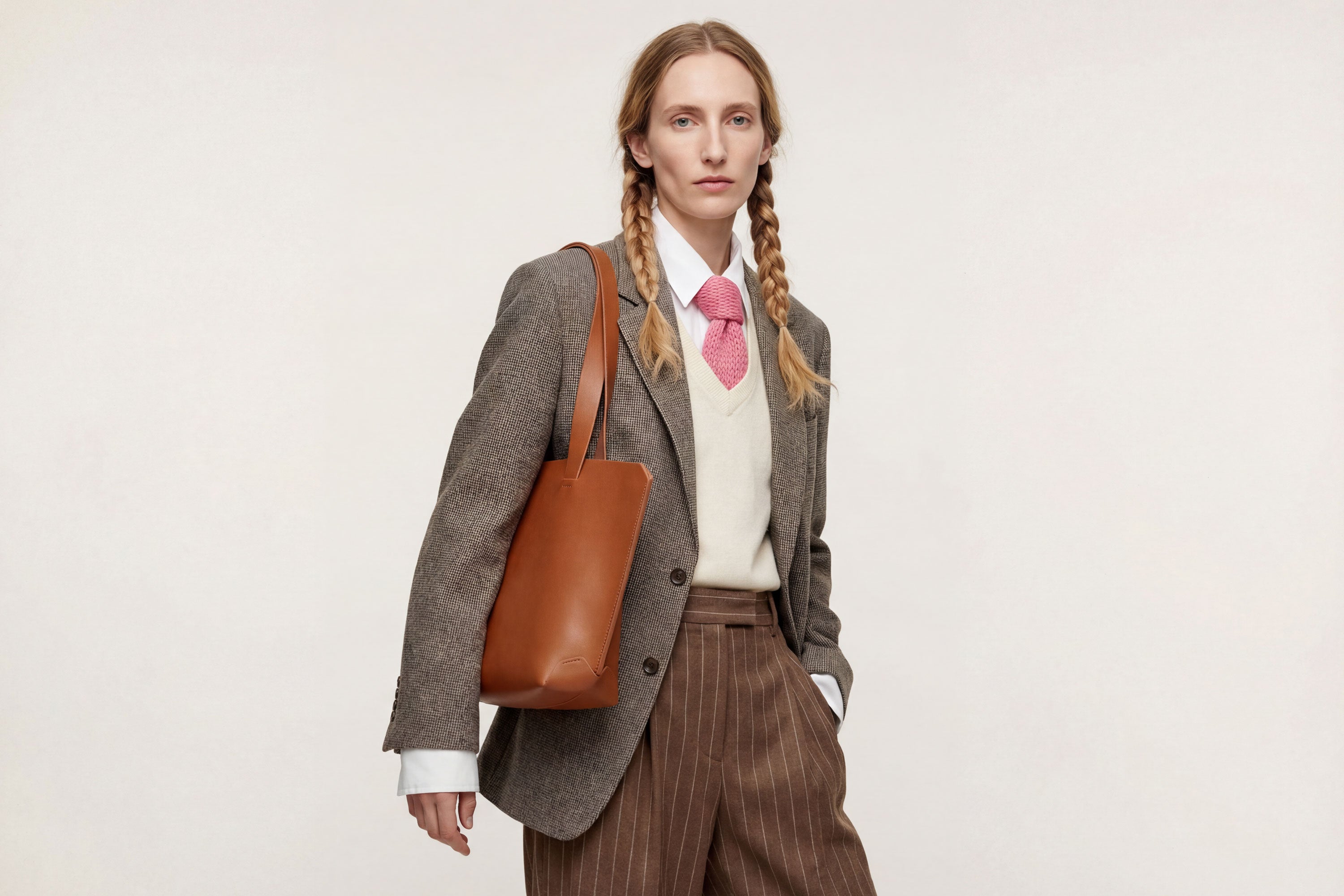 Tote Bag Leather Dark Brown Color On A Woman Model Vegetable Tanned Leather Natural Minimalistic Design By Manuel Dreesmann Atelier Madre Barcelona Spain