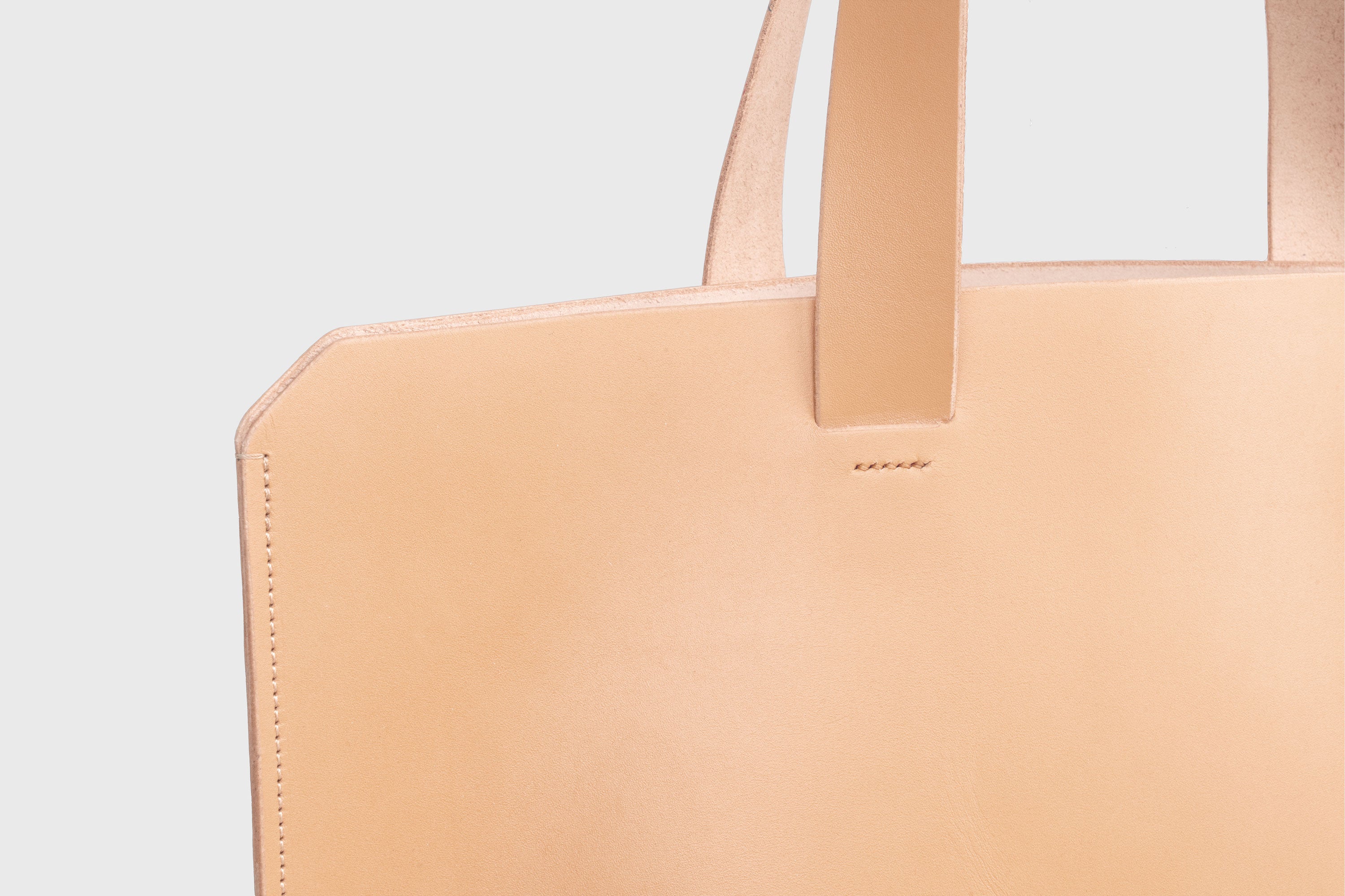 Tote Bag Natural Leather Vegetable Tanned Leather Natural Minimalistic Design By Manuel Dreesmann Atelier Madre Barcelona Spain