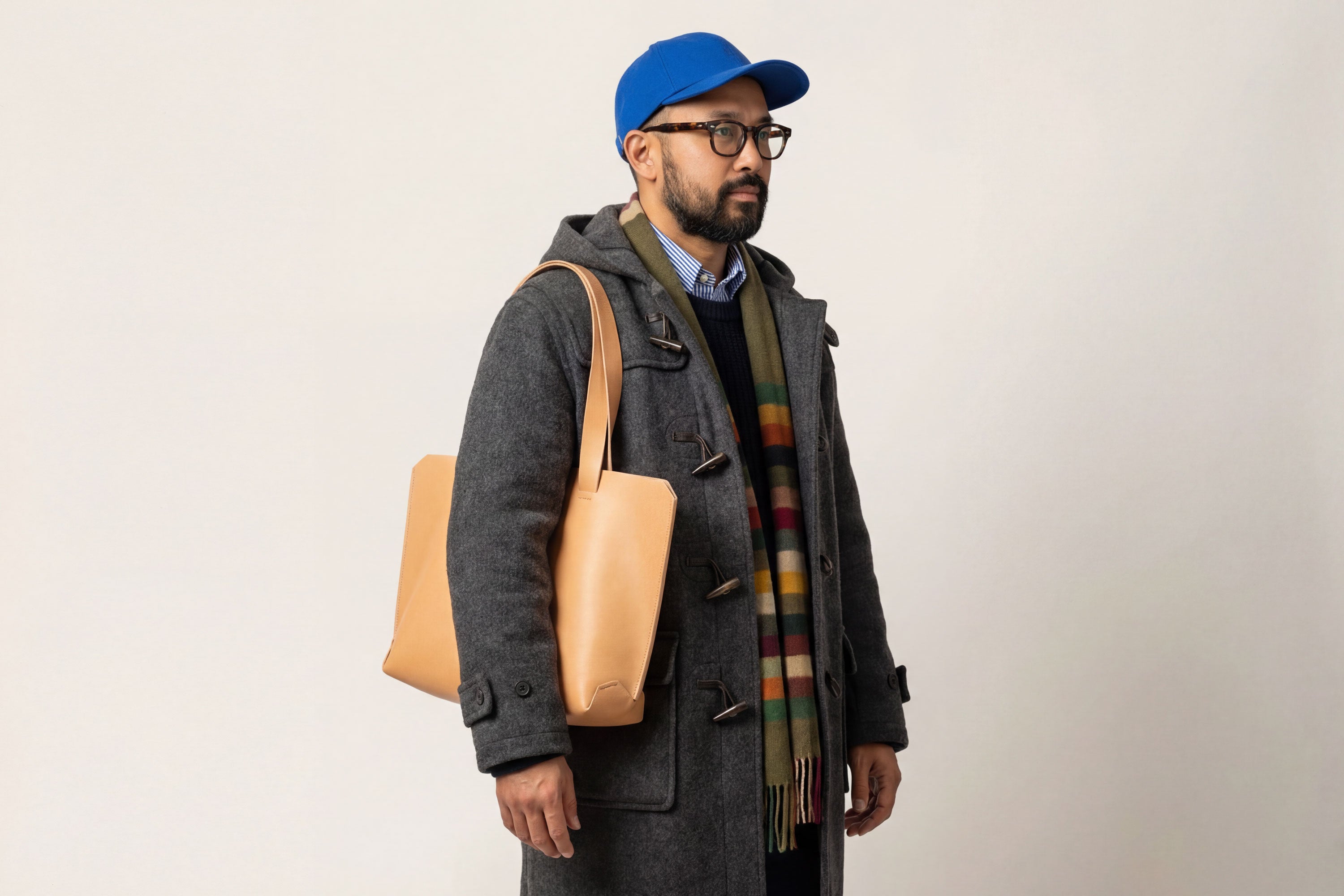 Tote Bag Natural Leather On a Man Model Vegetable Tanned Leather Natural Minimalistic Design By Manuel Dreesmann Atelier Madre Barcelona Spain