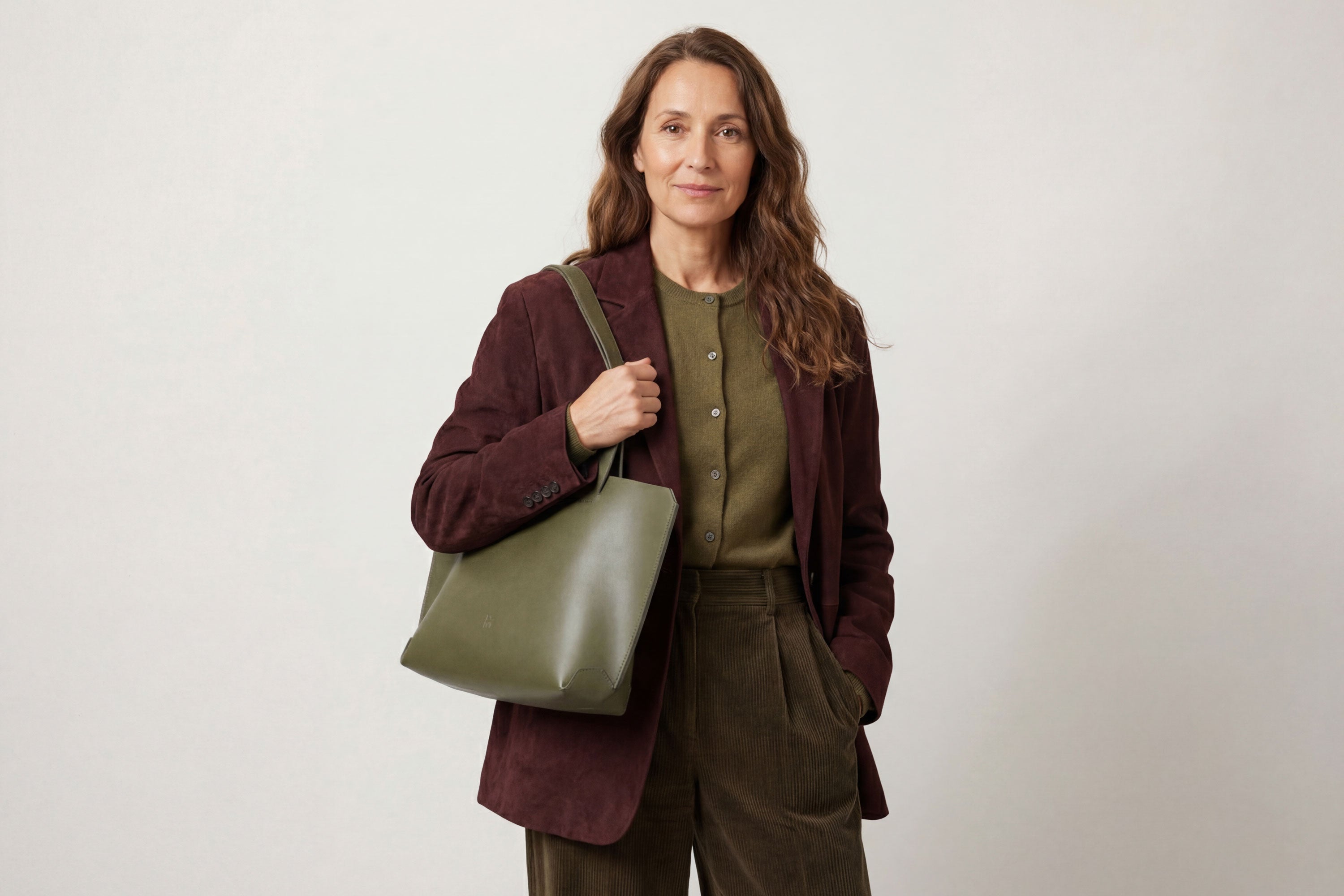 Tote Bag Leather Olive Green Color  On A Woman Model Vegetable Tanned Leather Natural Minimalistic Design By Manuel Dreesmann Atelier Madre Barcelona Spain