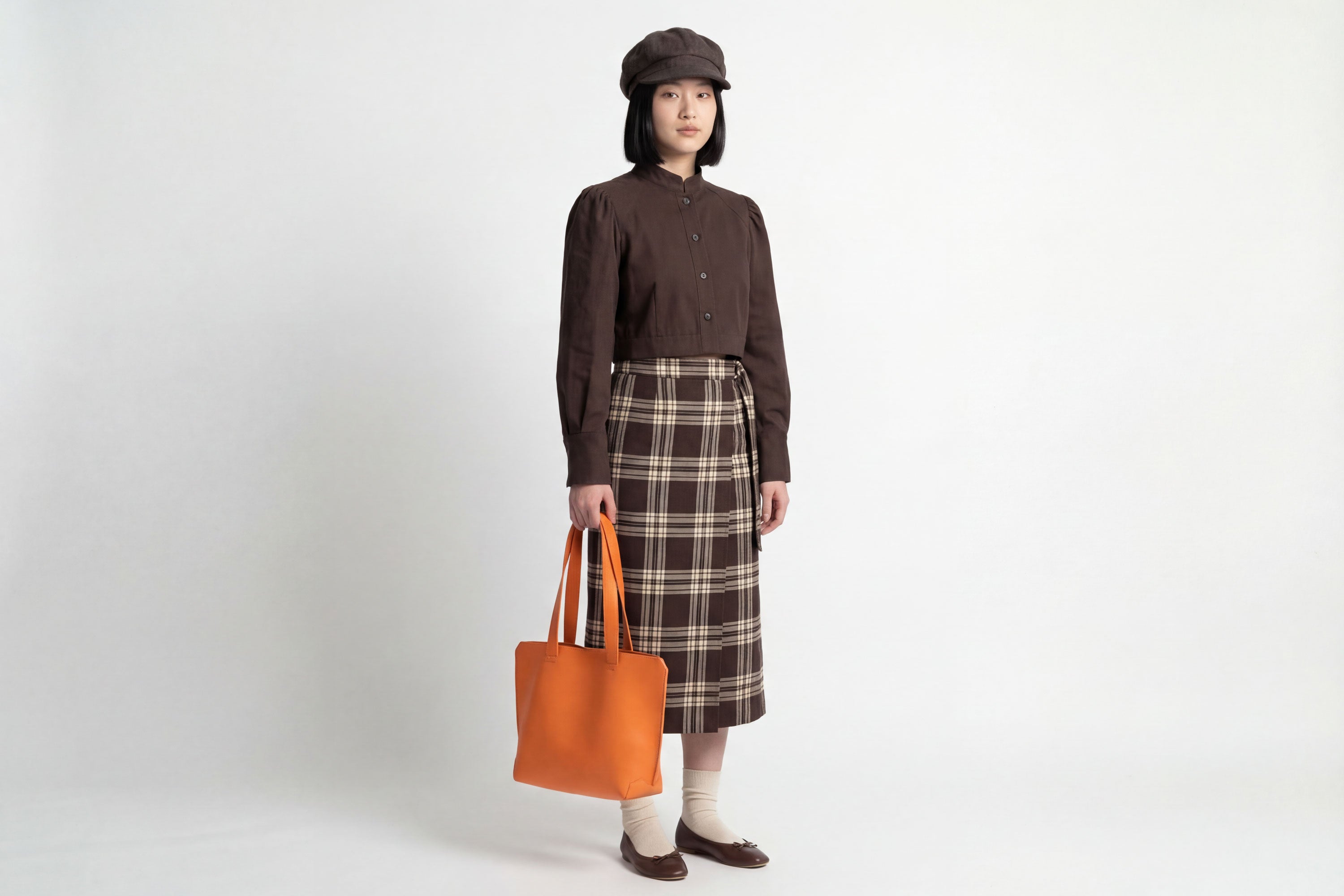 Tote Bag Leather Orange Color On a Woman Model Vegetable Tanned Leather Natural Minimalistic Design By Manuel Dreesmann Atelier Madre Barcelona Spain