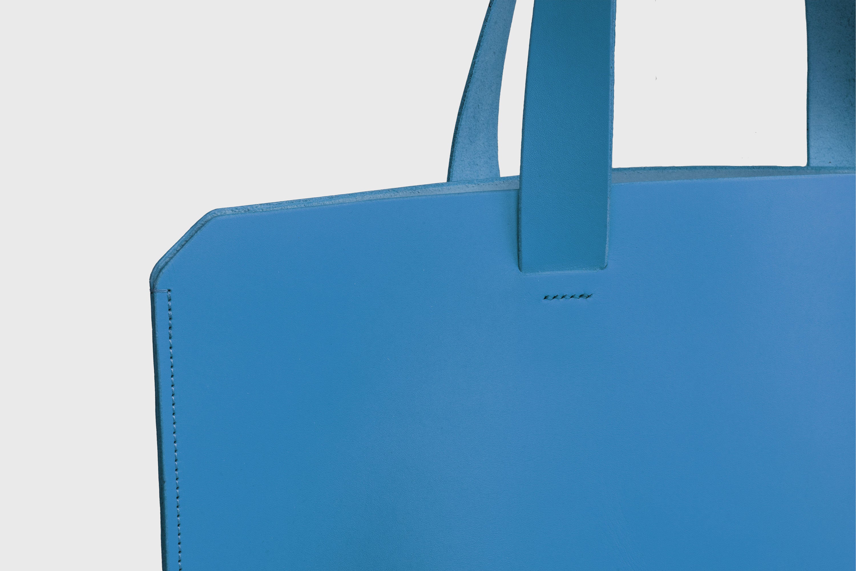 Tote Bag Leather Royal Blue Color  Vegetable Tanned Leather Natural Minimalistic Design By Manuel Dreesmann Atelier Madre Barcelona Spain