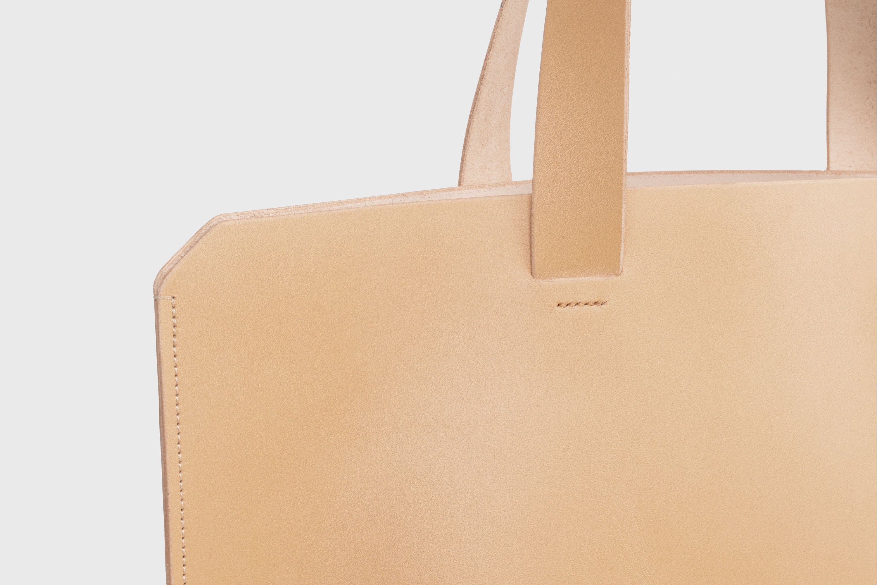 Tote H Bag In Natural Color In Vegetable Tanned Leather Minimalistic Design Open Top Atelier Madre Manuel Dreesmann Barcelona Spain