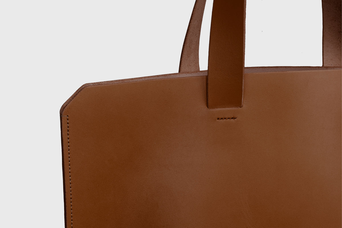 Tote Horizontal Bag Dark Brown Coloured Leather Minimalistic Design Atelier Madre Manuel Dreesmann Barcelona Spain 3