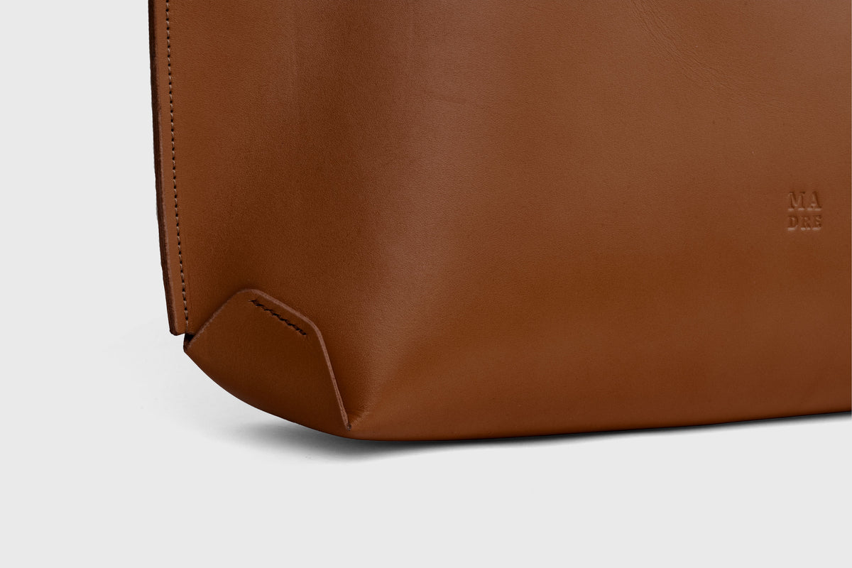 Tote Horizontal Bag Dark Brown Coloured Leather Minimalistic Design Atelier Madre Manuel Dreesmann Barcelona Spain 4