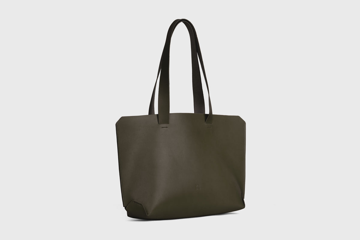 Tote Horizontal Bag Olive Green Leather Minimalistic Design Atelier Madre Manuel Dreesmann Barcelona Spain 2