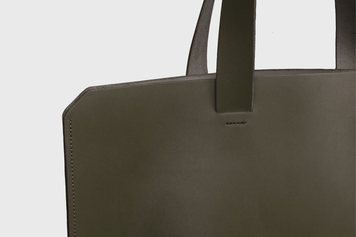 Tote Horizontal Bag Olive Green Leather Minimalistic Design Atelier Madre Manuel Dreesmann Barcelona Spain 3