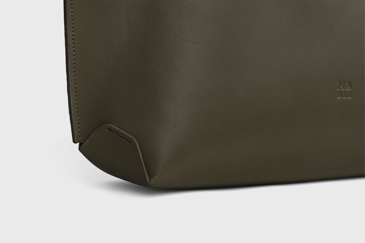 Tote Horizontal Bag Olive Green Leather Minimalistic Design Atelier Madre Manuel Dreesmann Barcelona Spain 4