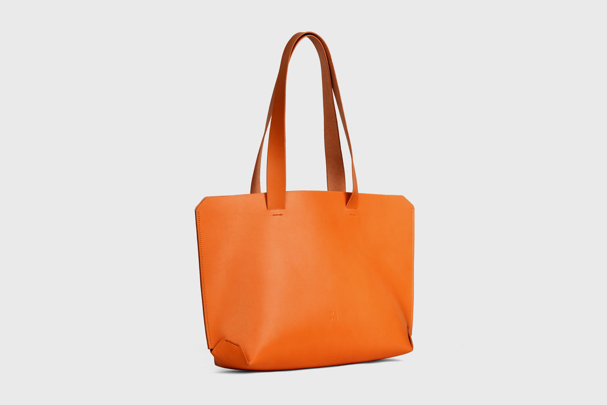 Tote Horizontal Bag Orange Leather Minimalistic Design Atelier Madre Manuel Dreesmann Barcelona Spain 2