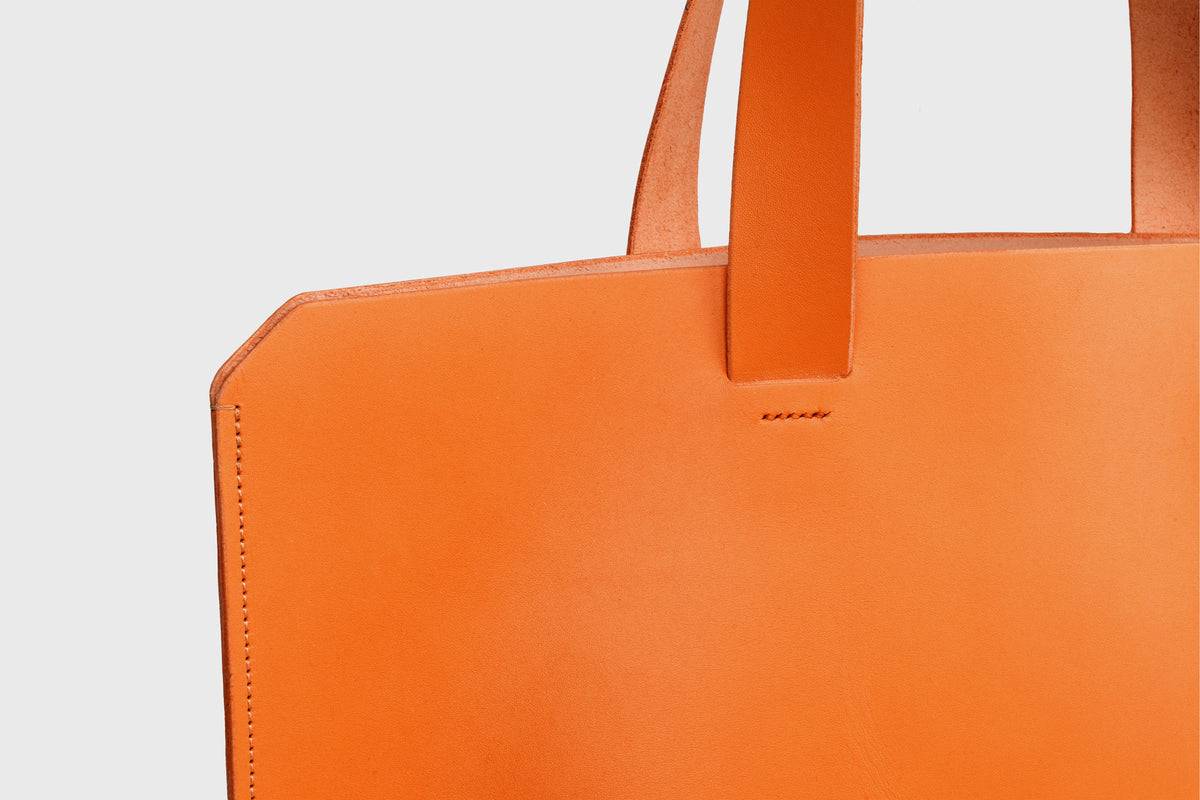 Tote Horizontal Bag Orange Leather Minimalistic Design Atelier Madre Manuel Dreesmann Barcelona Spain 3