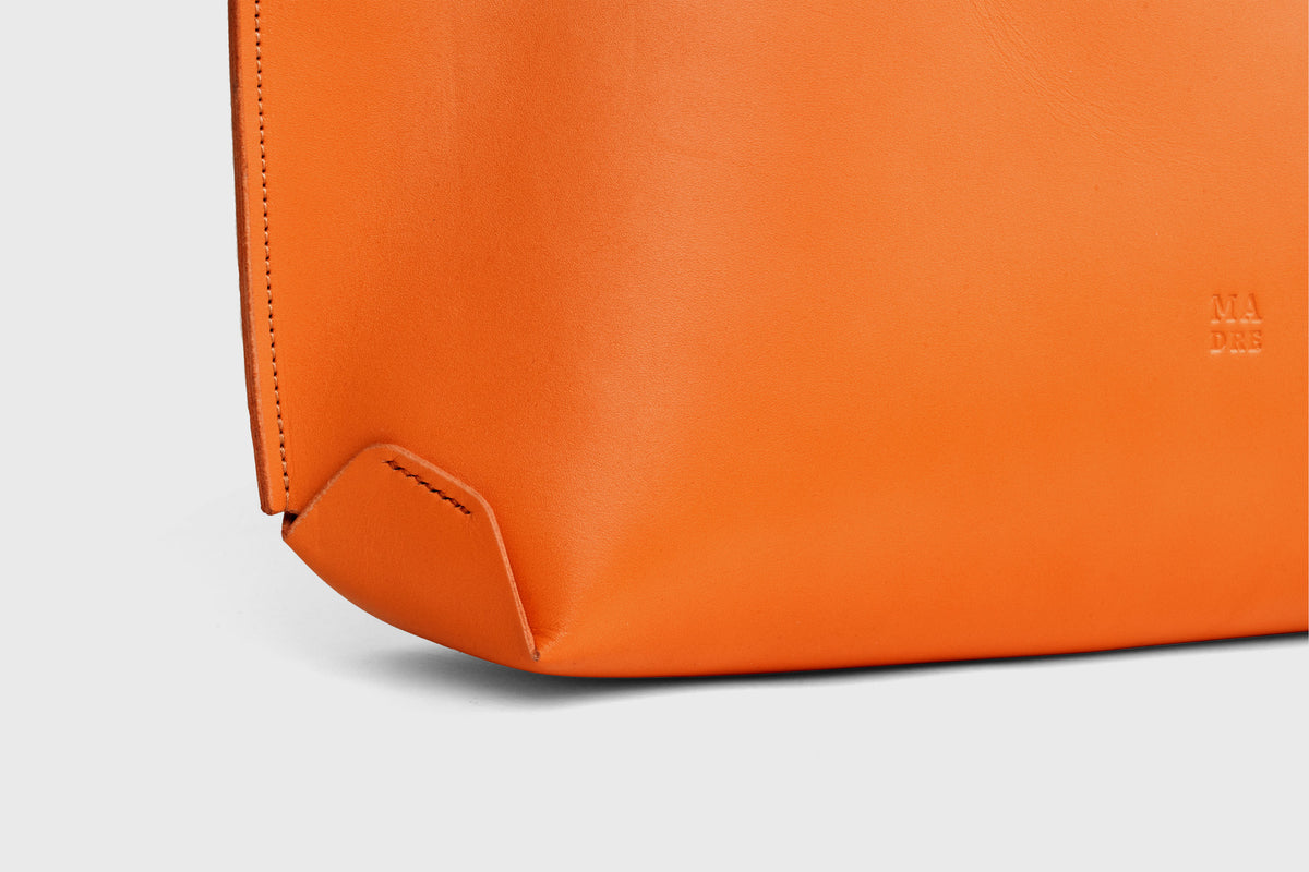 Tote Horizontal Bag Orange Leather Minimalistic Design Atelier Madre Manuel Dreesmann Barcelona Spain 4