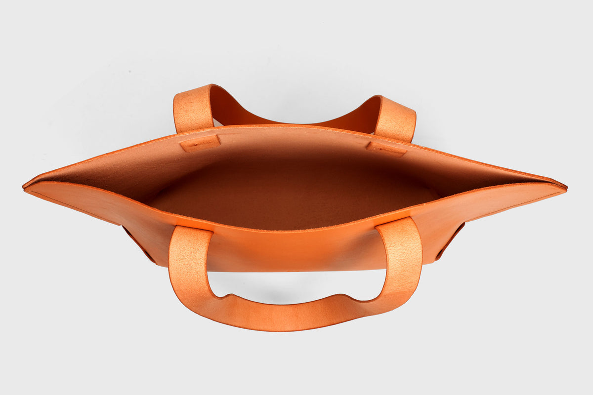 Tote Horizontal Bag Orange Leather Minimalistic Design Atelier Madre Manuel Dreesmann Barcelona Spain 5