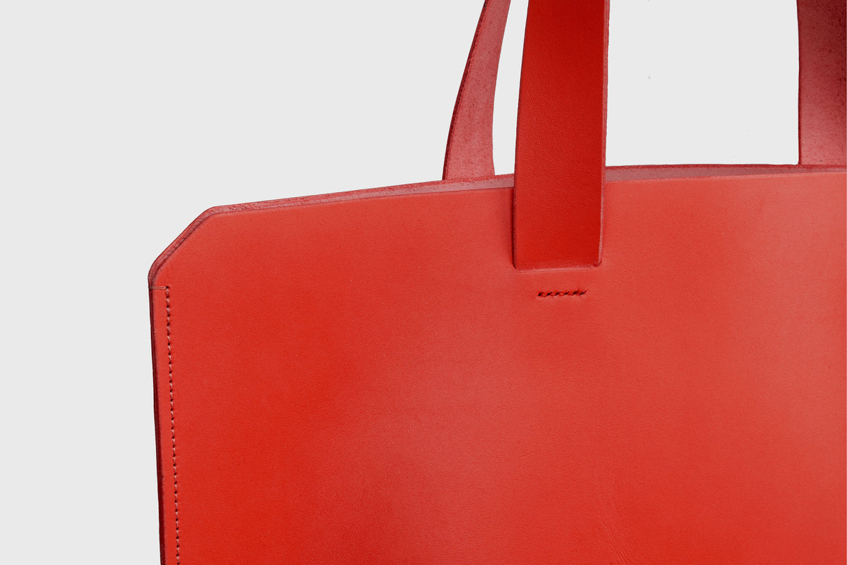 Tote Horizontal Bag Red Leather Minimalistic Design Atelier Madre Manuel Dreesmann Barcelona Spain 3