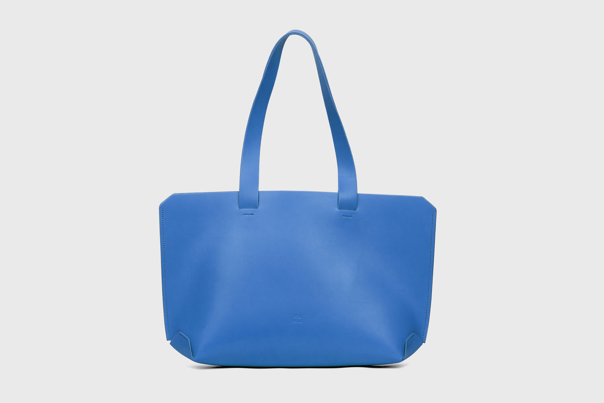 Tote Horizontal Bag Royal Blue Leather Minimalistic Design Atelier Madre Manuel Dreesmann Barcelona Spain 1