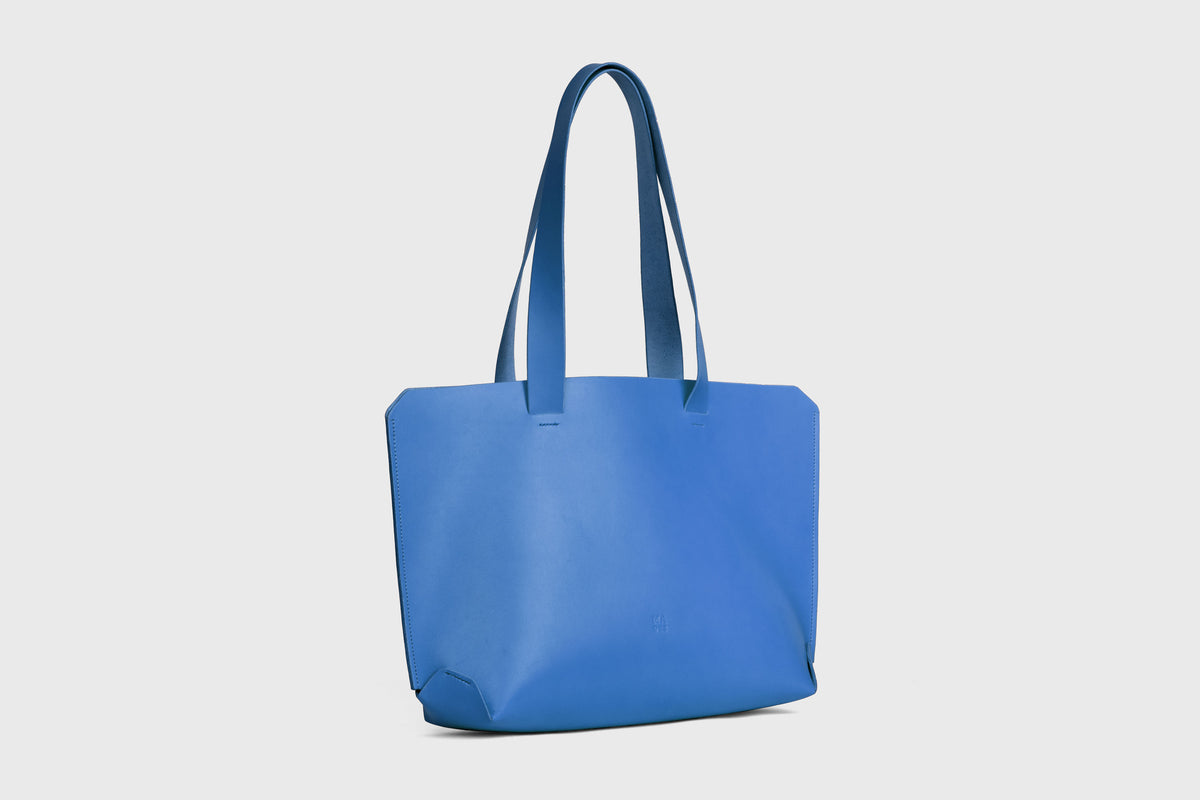 Tote Horizontal Bag Royal Blue Leather Minimalistic Design Atelier Madre Manuel Dreesmann Barcelona Spain 2