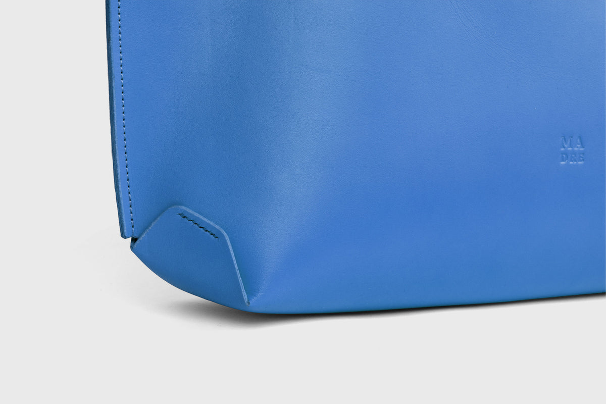 Tote Horizontal Bag Royal Blue Leather Minimalistic Design Atelier Madre Manuel Dreesmann Barcelona Spain 4