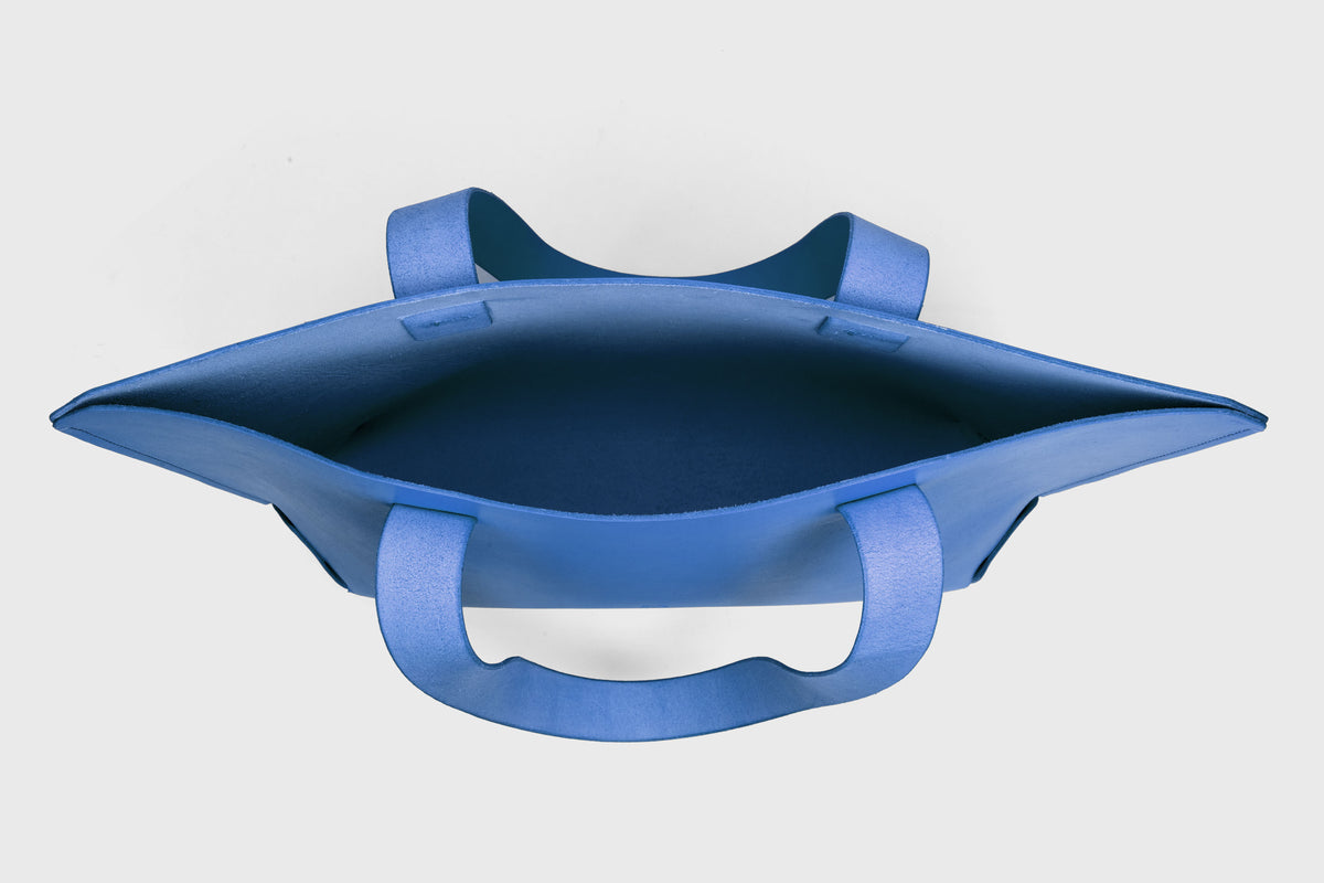 Tote Horizontal Bag Royal Blue Leather Minimalistic Design Atelier Madre Manuel Dreesmann Barcelona Spain 5