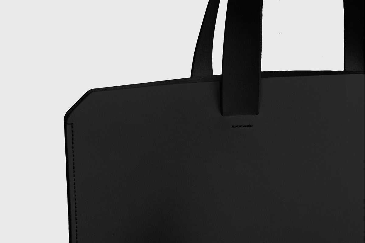 Tote Horizontal Black Leather Minimalistic Design Atelier Madre Manuel Dreesmann Barcelona Spain 3