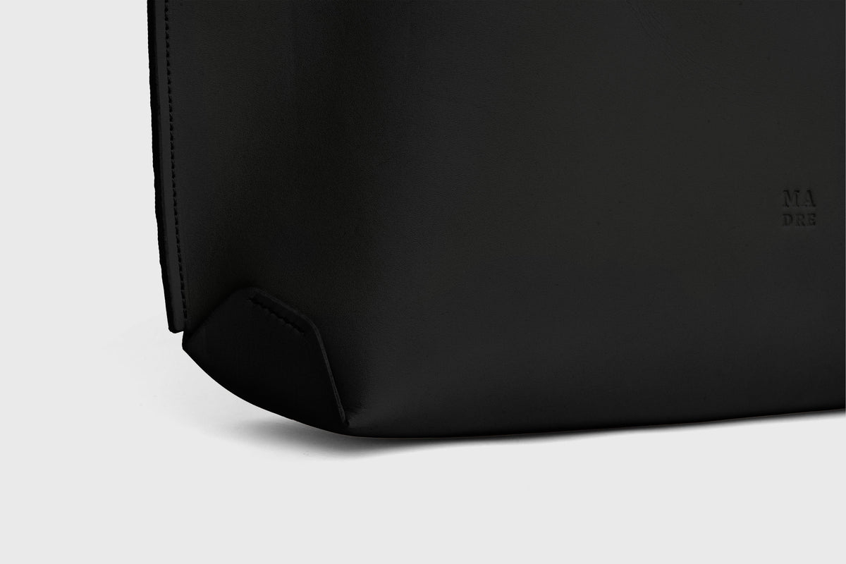 Tote Horizontal Black Leather Minimalistic Design Atelier Madre Manuel Dreesmann Barcelona Spain 4