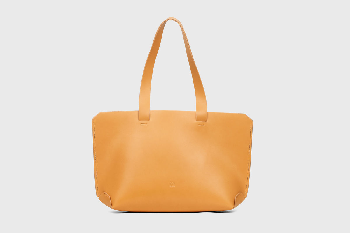 Tote Horizontal Brown Leather Minimalistic Design Atelier Madre Manuel Dreesmann Barcelona Spain 1