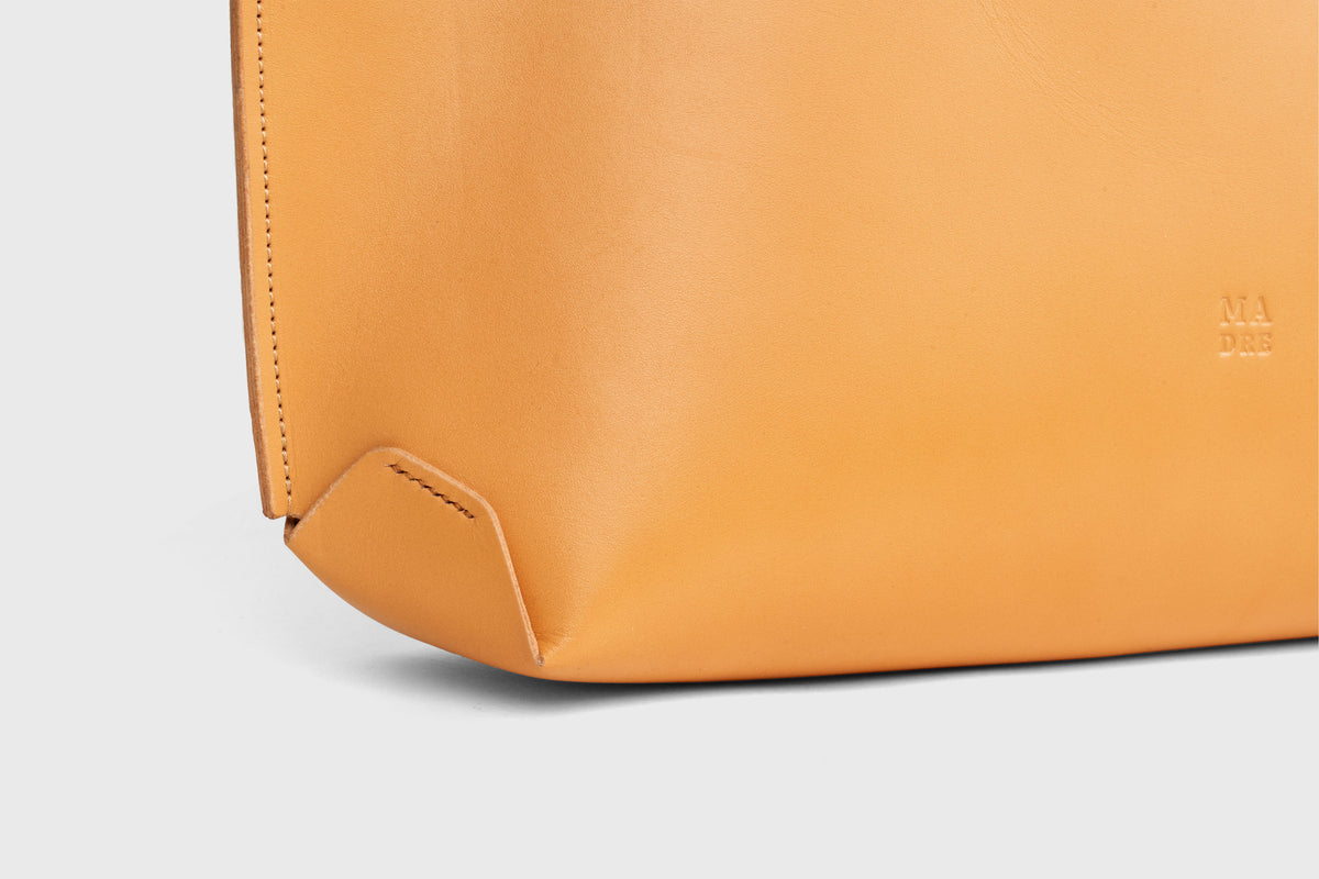 Tote Horizontal Brown Leather Minimalistic Design Atelier Madre Manuel Dreesmann Barcelona Spain 4