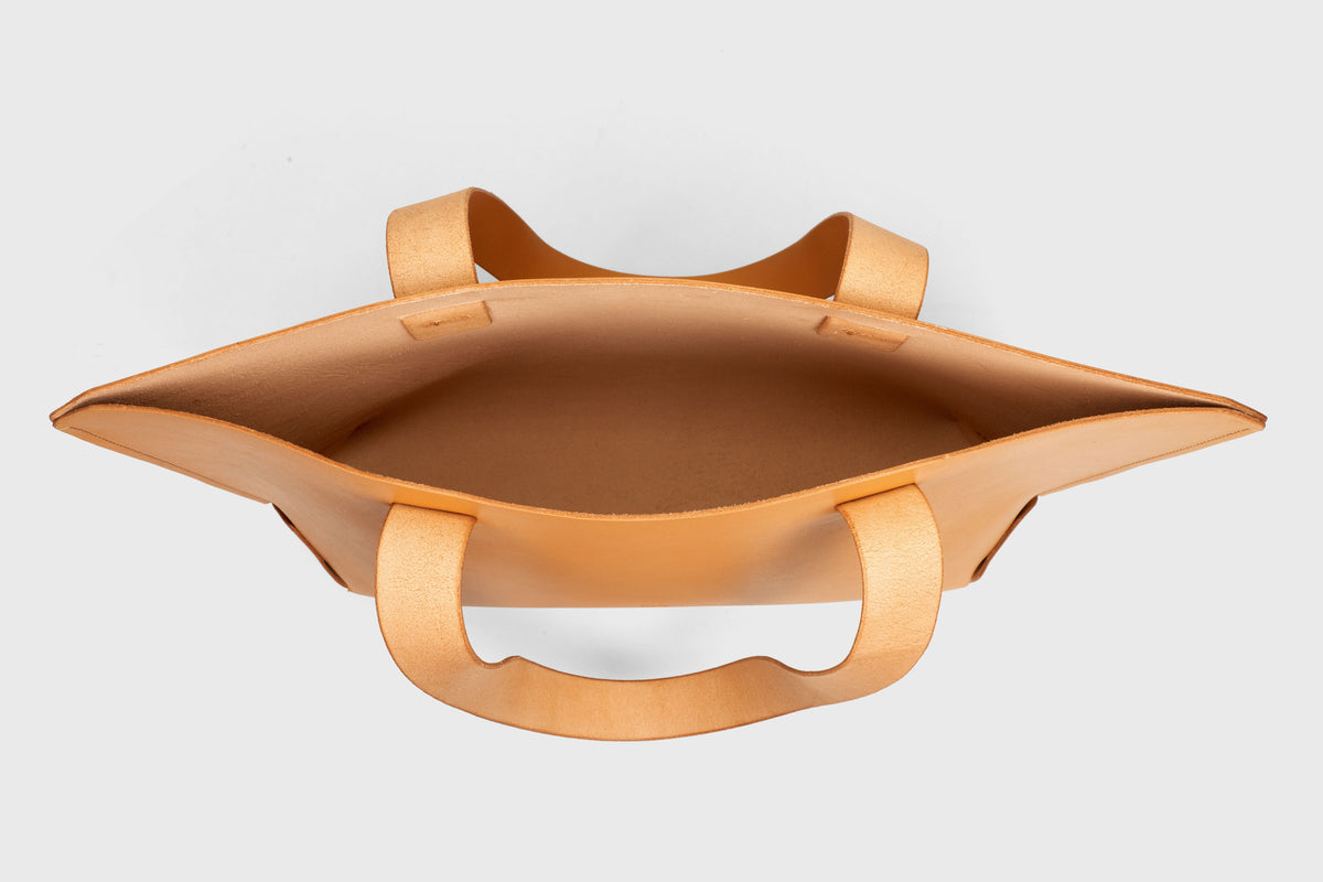 Tote Horizontal Brown Leather Minimalistic Design Atelier Madre Manuel Dreesmann Barcelona Spain 5