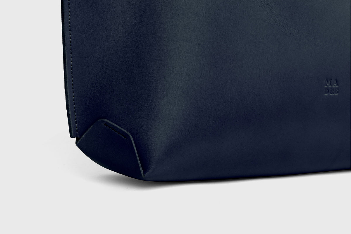 Tote Horizontal Marine Blue Leather Minimalistic Design Atelier Madre Manuel Dreesmann Barcelona Spain 4