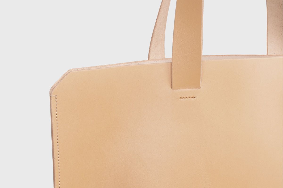 Tote Horizontal Natural Leather Minimalistic Design Atelier Madre Manuel Dreesmann Barcelona Spain 3