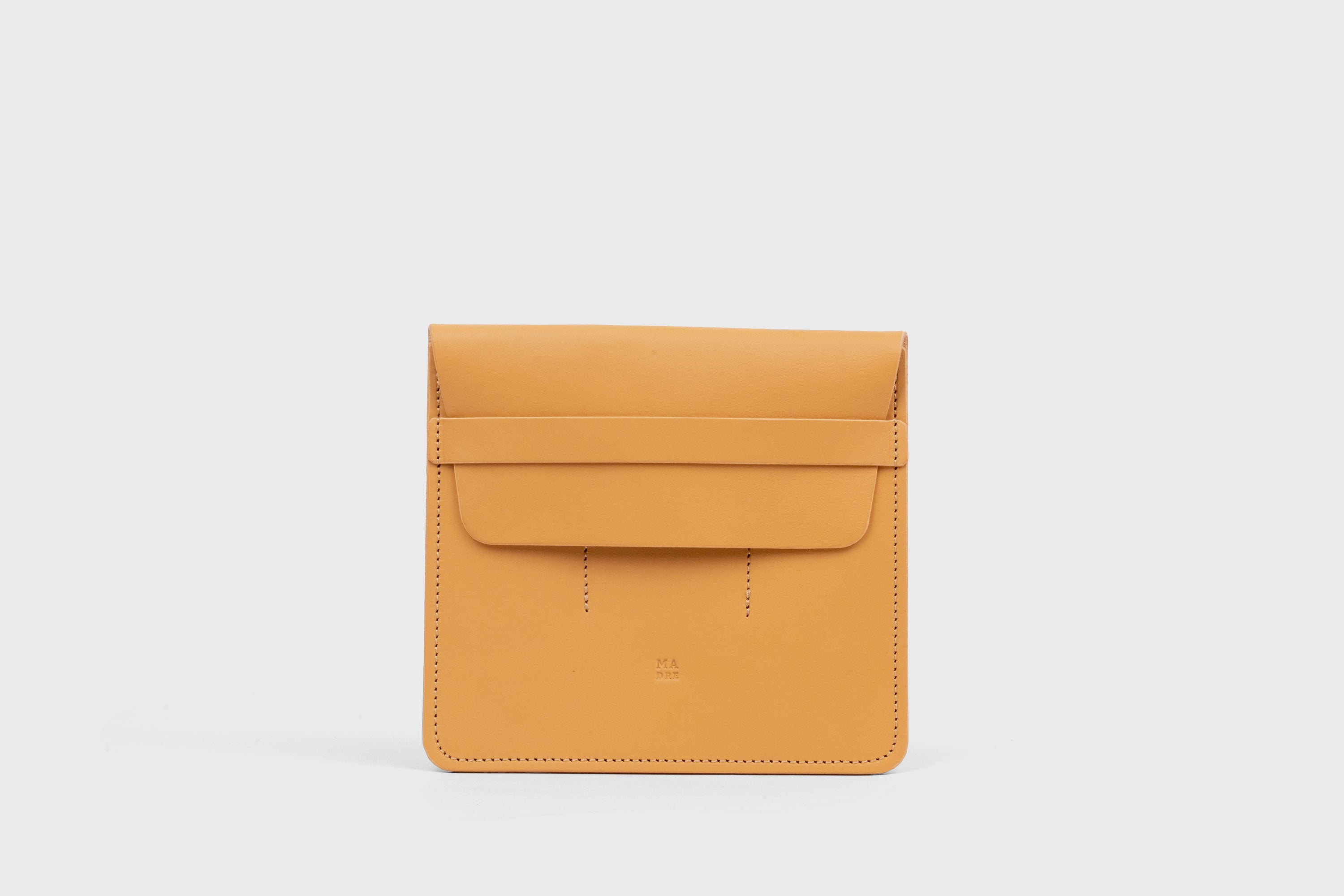 Estuche de bolígraf triple en color marró de pell adobada amb vegetals, disseny minimalista, Atelier Madre, Manuel Dreesmann, Barcelona, Espanya