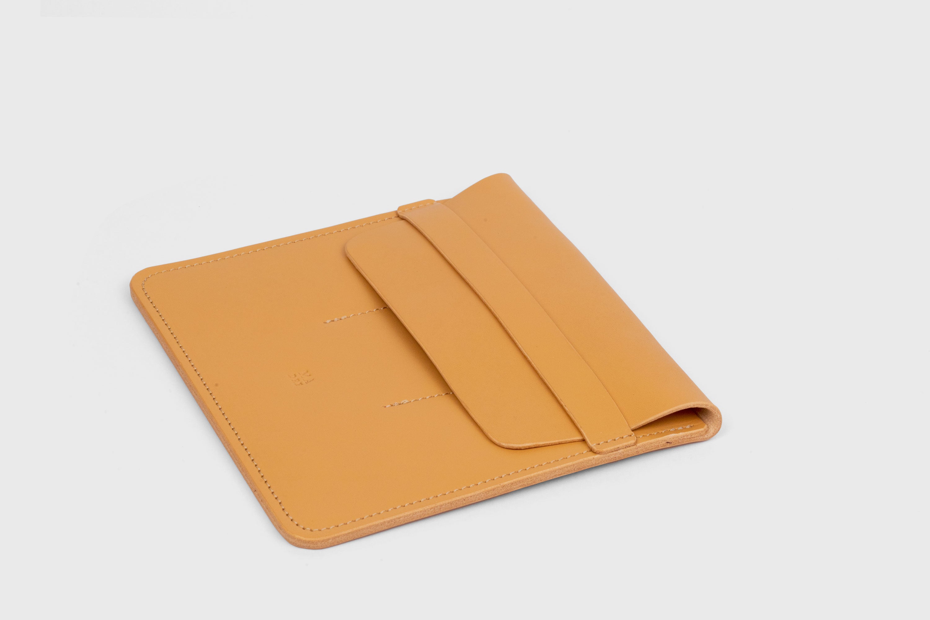 Estuche de bolígraf triple en color marró de pell adobada amb vegetals, disseny minimalista, Atelier Madre, Manuel Dreesmann, Barcelona, Espanya