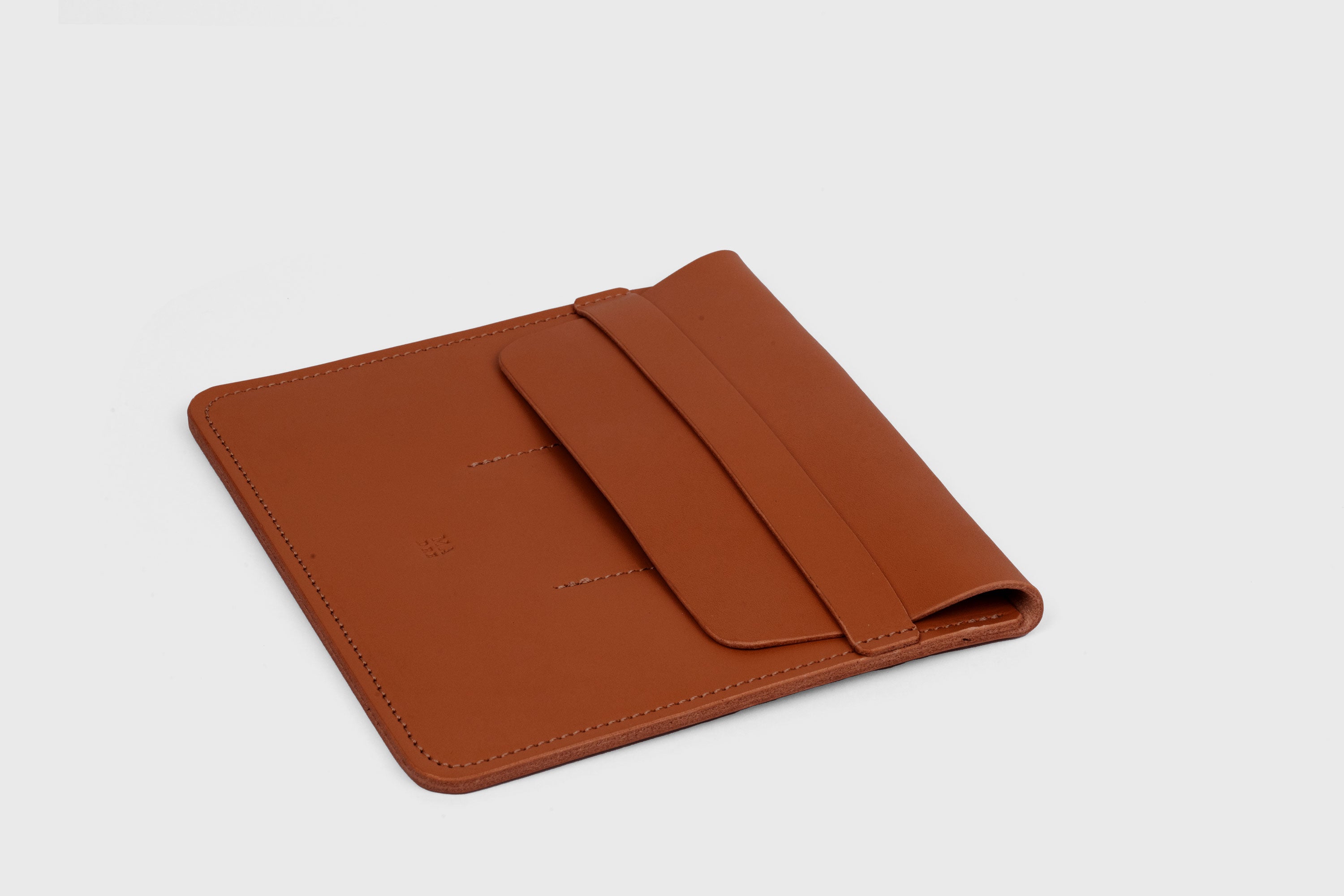 Estuche de bolígraf triple en color marró fosc de pell adobada amb vegetals, disseny minimalista, Atelier Madre, Manuel Dreesmann, Barcelona, Espanya