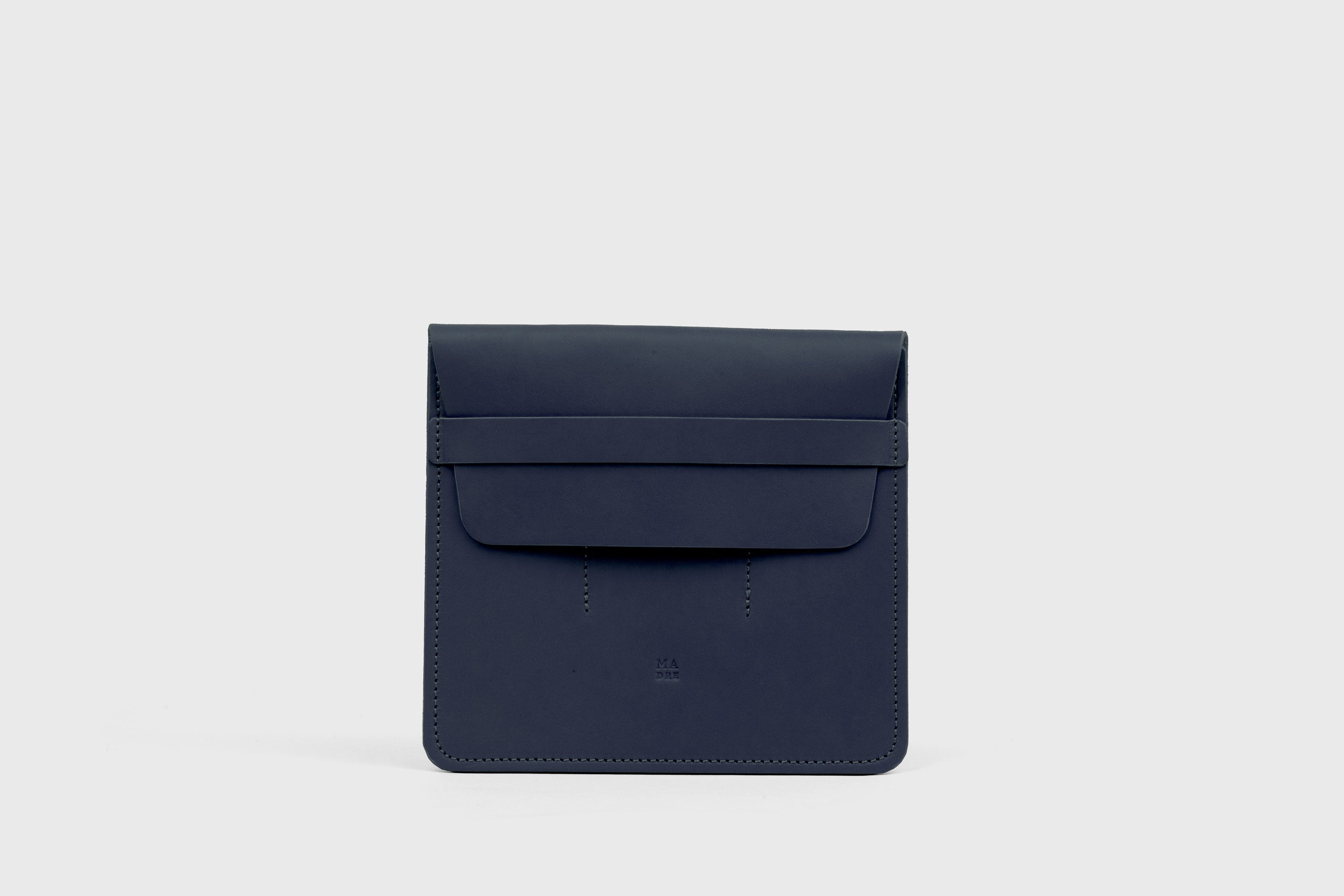 Estuche de bolígrafs triple en color blau marí de pell adobada amb vegetals, disseny minimalista, Atelier Madre, Manuel Dreesmann, Barcelona, Espanya