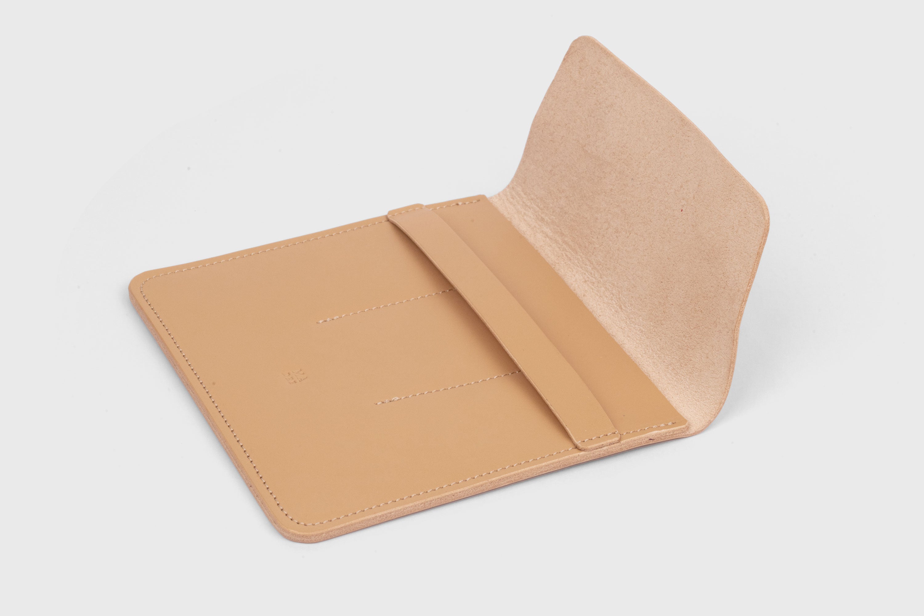 Estuche de bolígrafs triple en color natural de pell adobada amb vegetals, disseny minimalista, Atelier Madre, Manuel Dreesmann, Barcelona, Espanya
