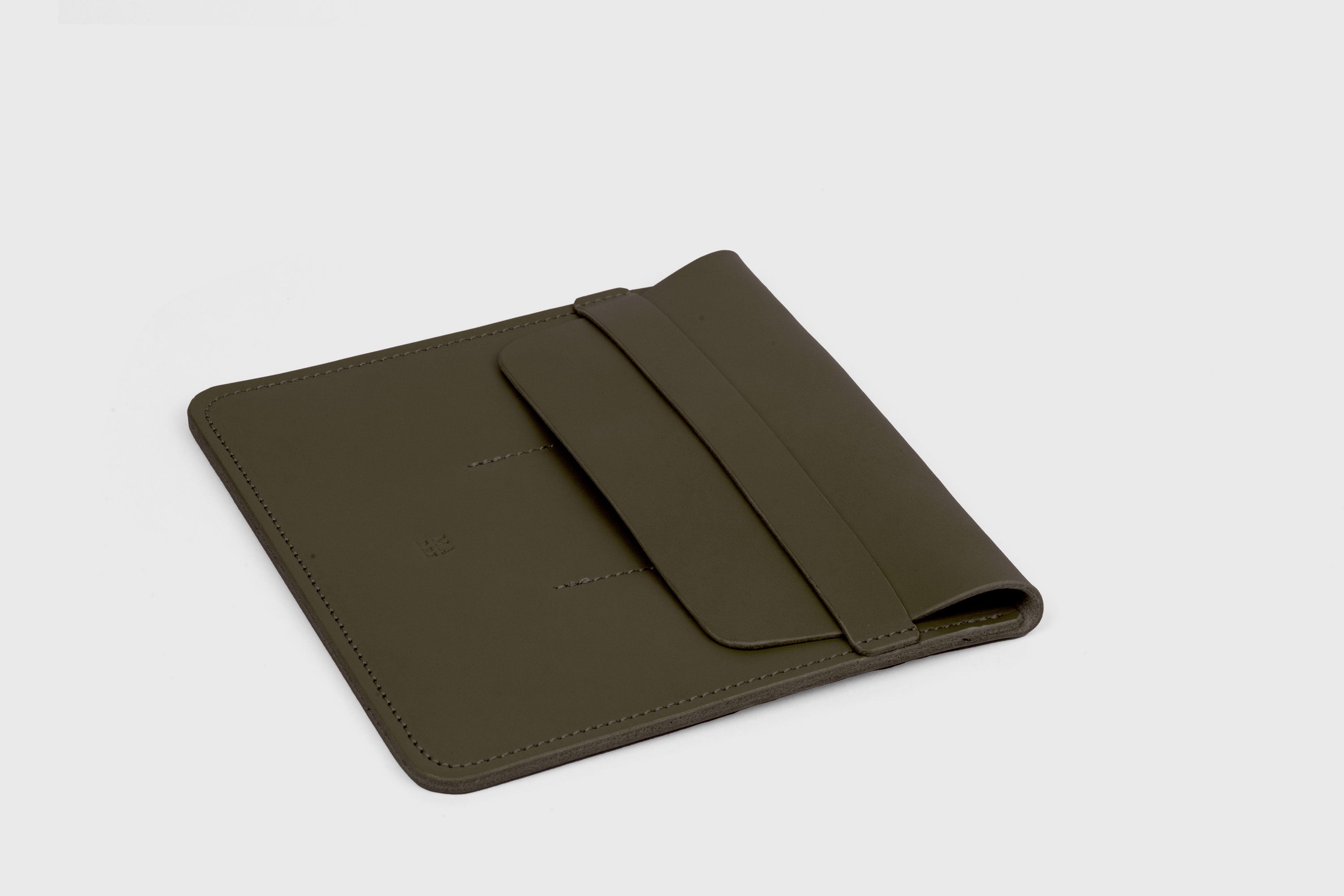 Estuche de bolígraf triple en color verd oliva de pell adobada amb vegetals, disseny minimalista, Atelier Madre, Manuel Dreesmann, Barcelona, Espanya