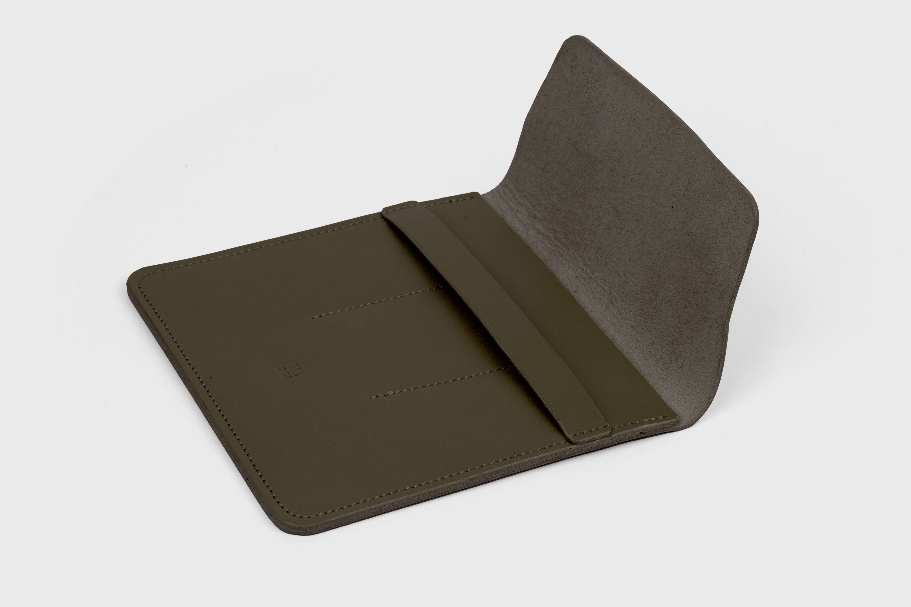 Estuche de bolígraf triple en color verd oliva de pell adobada amb vegetals, disseny minimalista, Atelier Madre, Manuel Dreesmann, Barcelona, Espanya