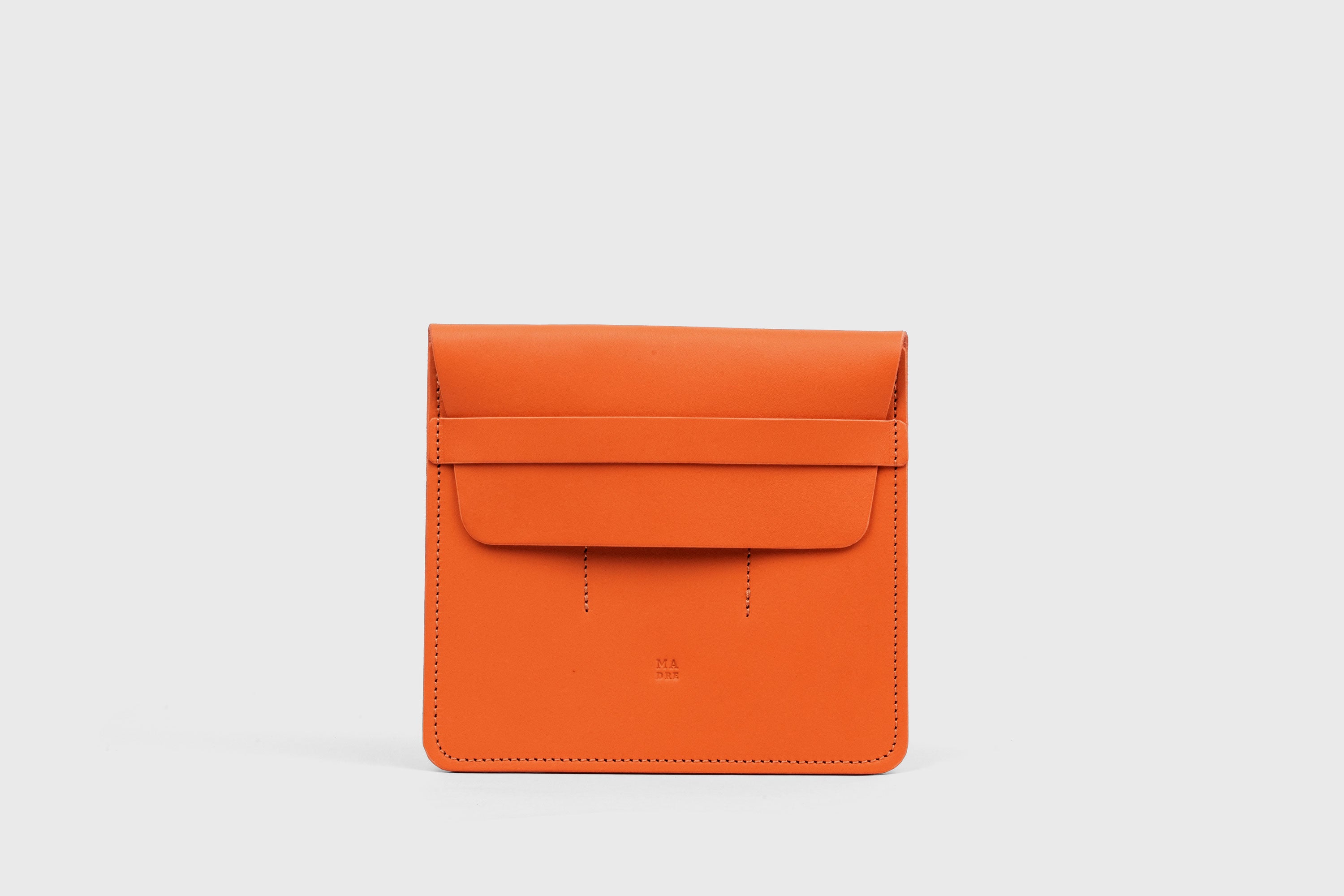 Estuche de bolígrafs triple en color taronja de pell adobada amb vegetals, disseny minimalista, Atelier Madre, Manuel Dreesmann, Barcelona, Espanya