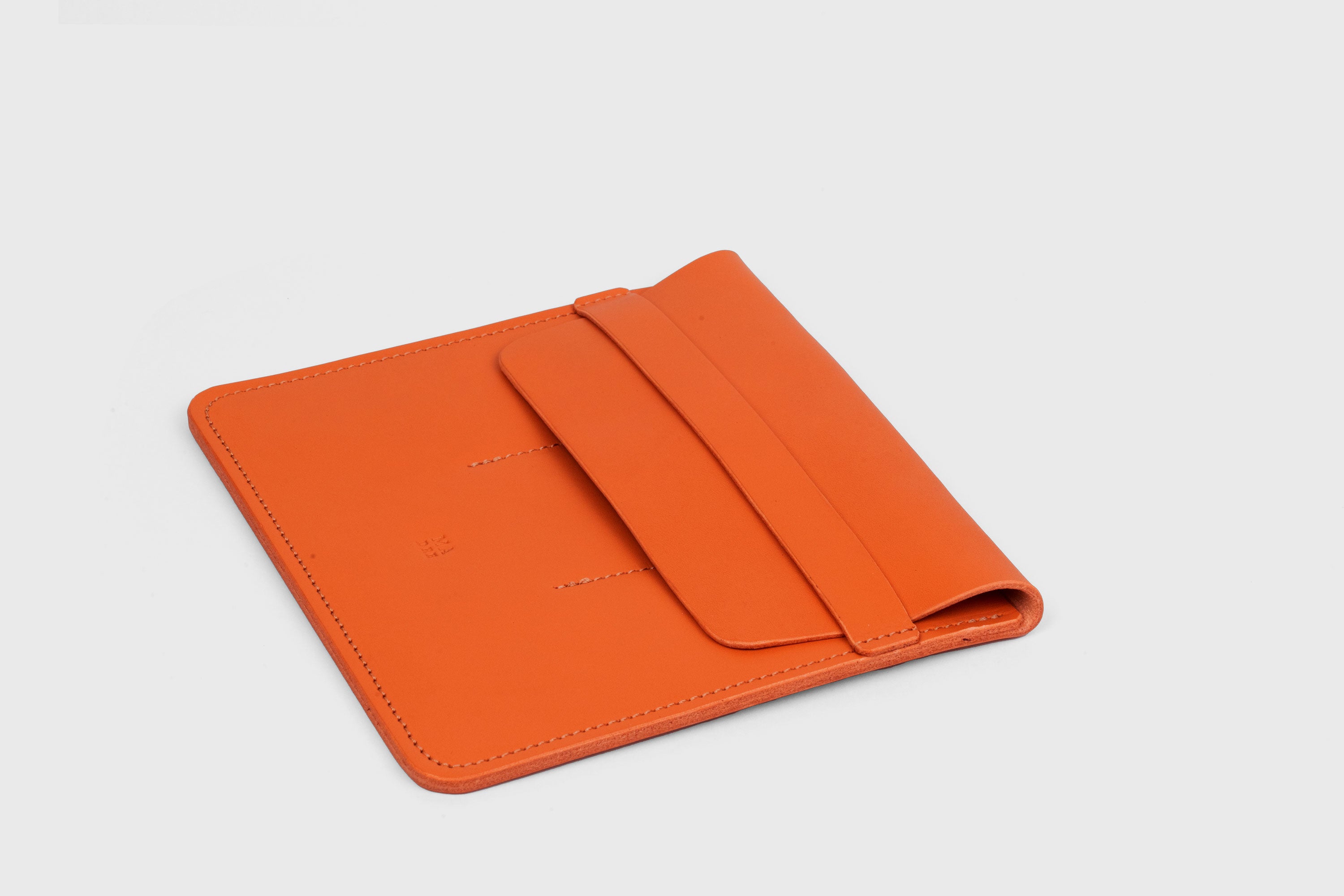 Estuche de bolígrafs triple en color taronja de pell adobada amb vegetals, disseny minimalista, Atelier Madre, Manuel Dreesmann, Barcelona, Espanya