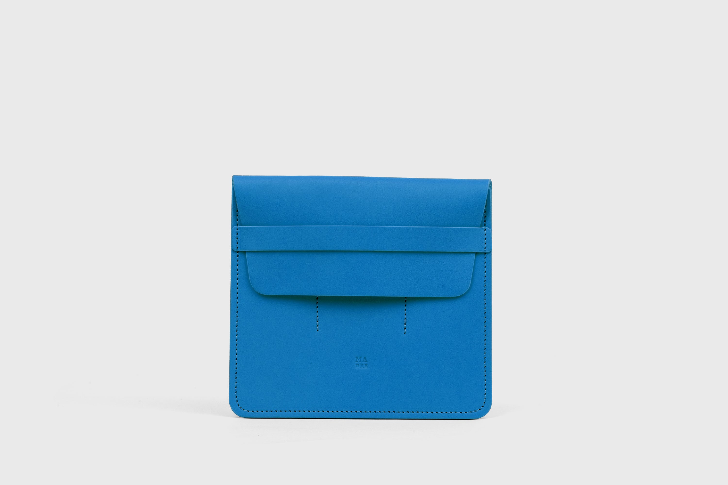 Estuche de bolígraf triple en color blau reial de pell adobada amb vegetals, disseny minimalista, Atelier Madre, Manuel Dreesmann, Barcelona, Espanya