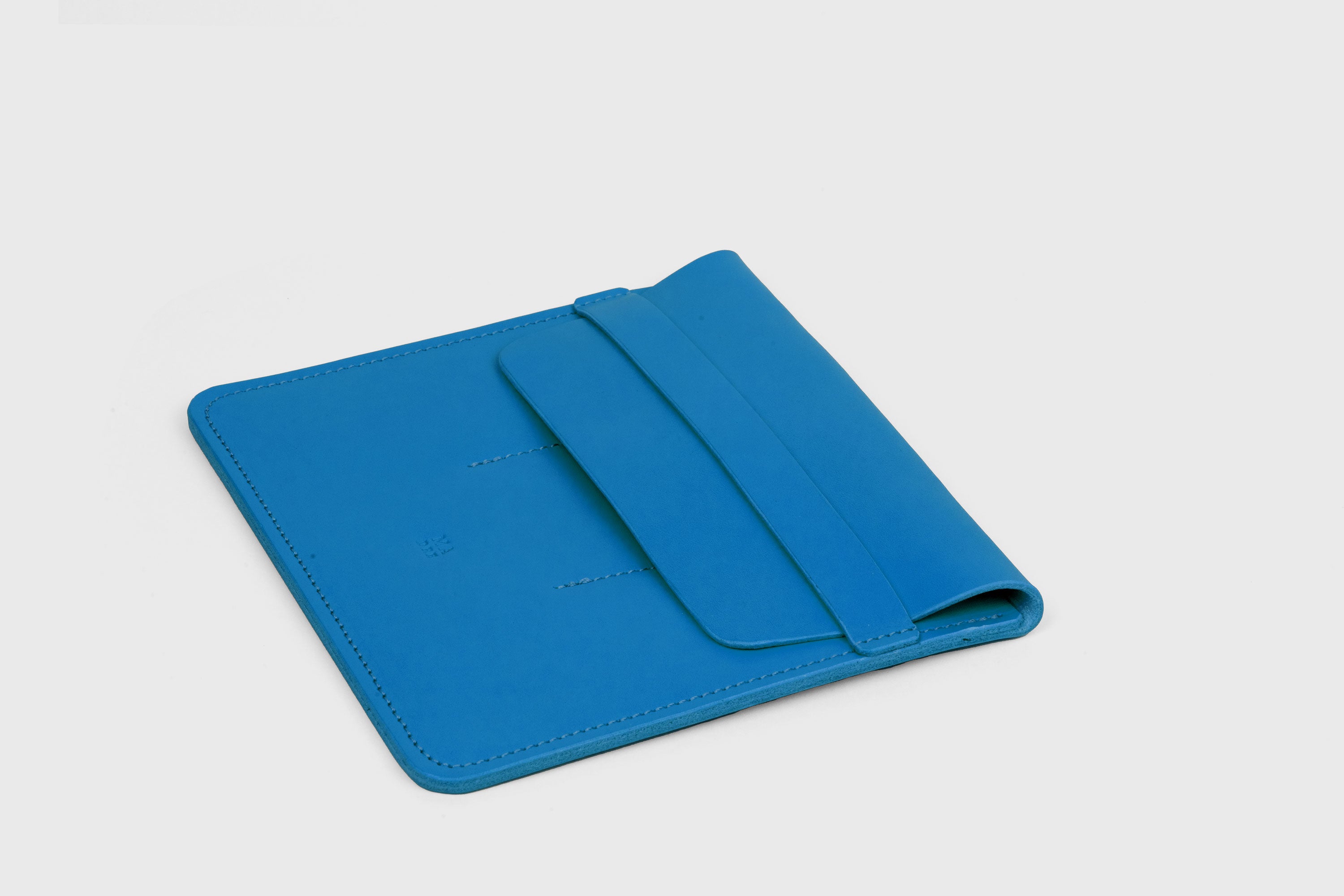 Estuche de bolígraf triple en color blau reial de pell adobada amb vegetals, disseny minimalista, Atelier Madre, Manuel Dreesmann, Barcelona, Espanya