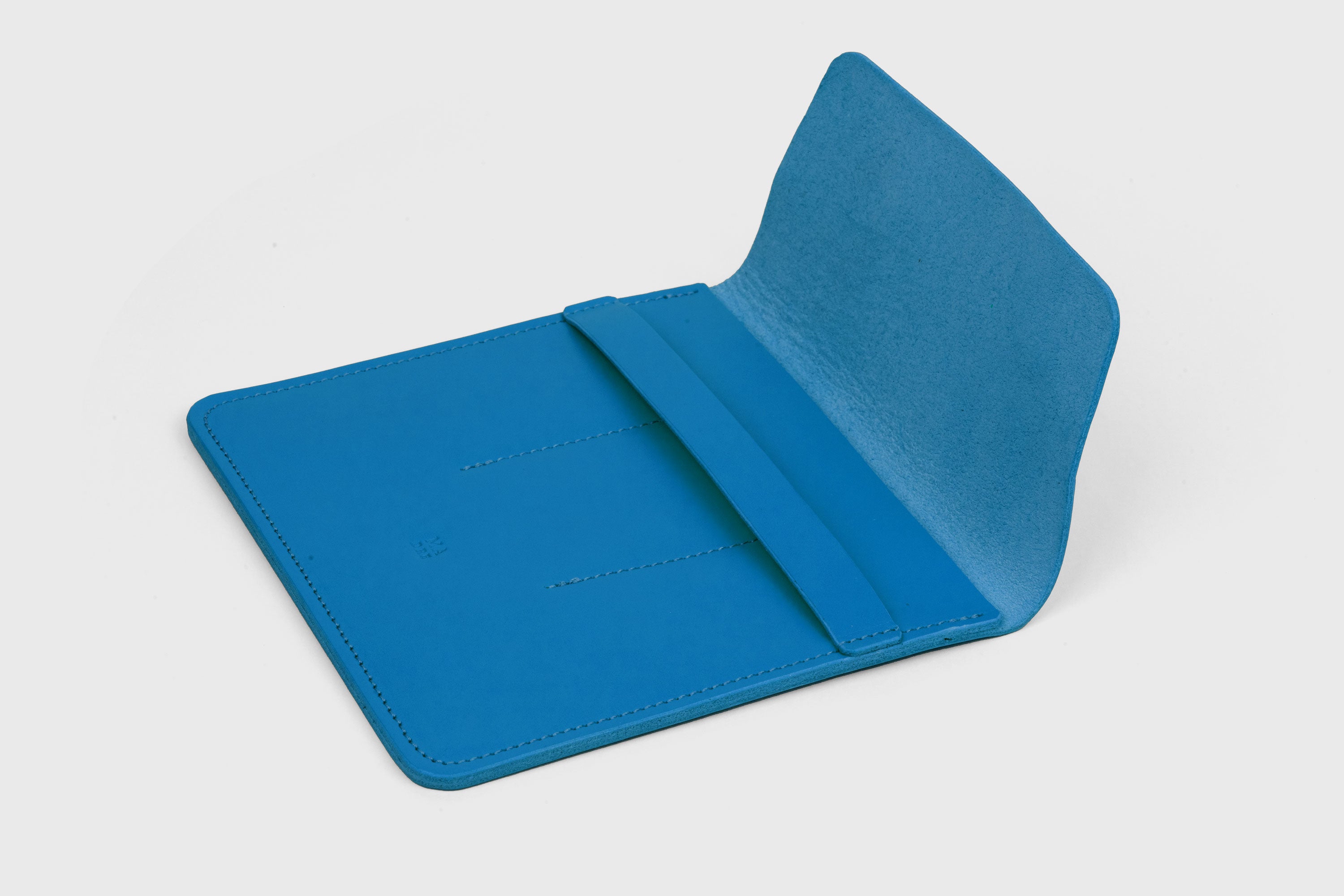 Estuche de bolígraf triple en color blau reial de pell adobada amb vegetals, disseny minimalista, Atelier Madre, Manuel Dreesmann, Barcelona, Espanya