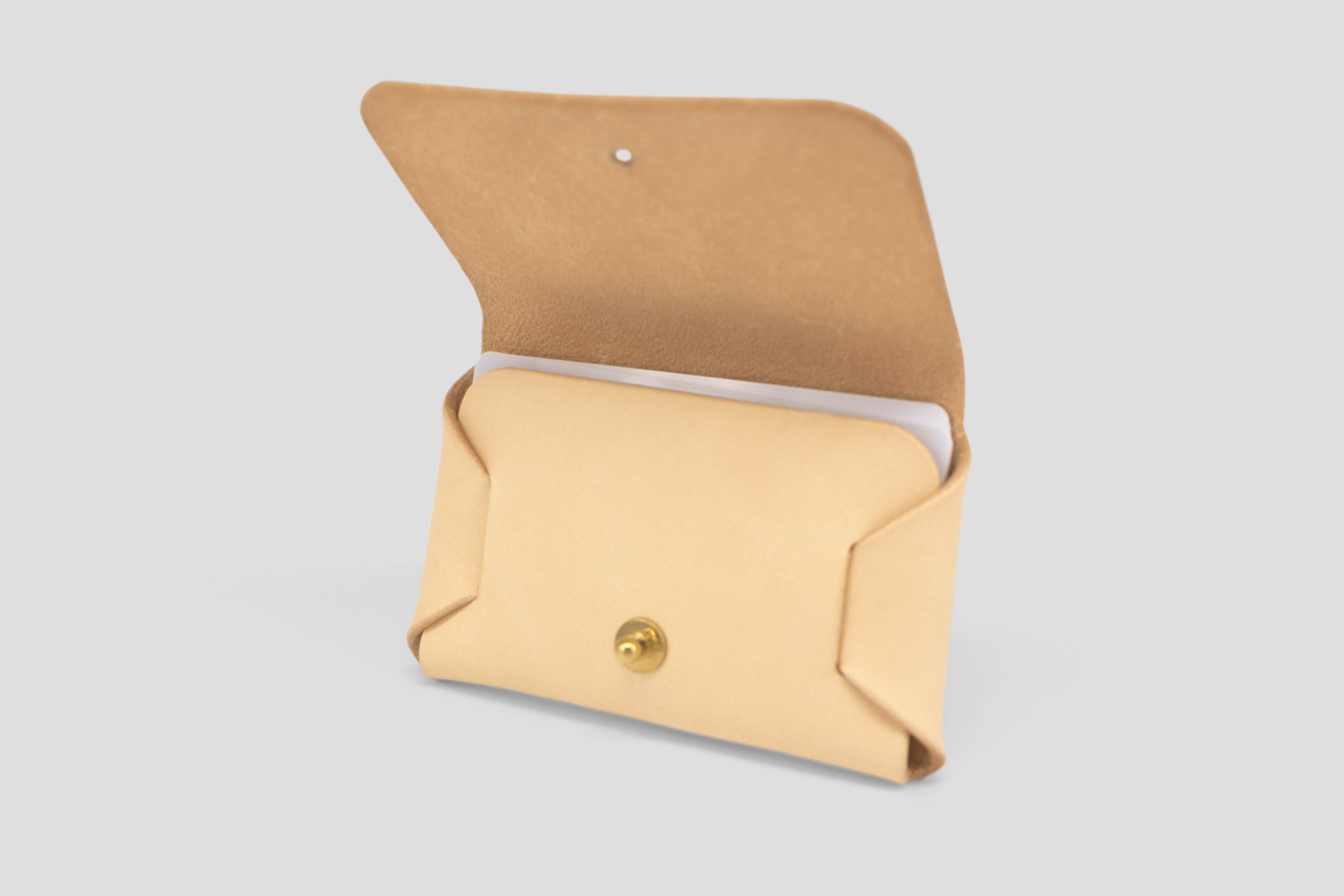 Leather wallet cardholder horizontal design Natural color minimalist design atelier madre manuel dreesmann barcelona