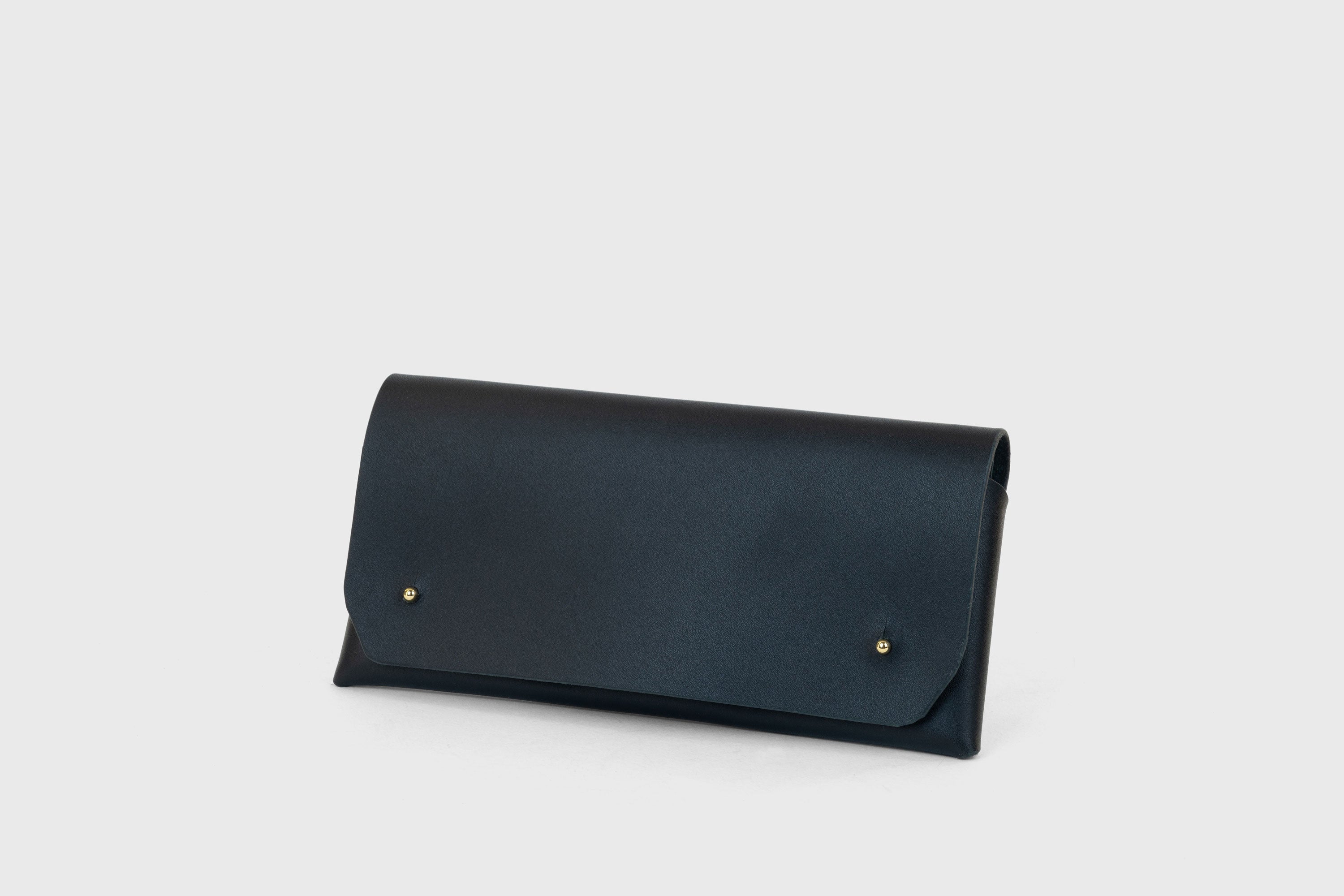 Wallet Pouch Black Color Leather Cardholder Phone Minimalistic Design Vegetable Tanned Leather Full Grain Premium Quality Atelier Madre Manuel Dreesmann Barcelona Spain