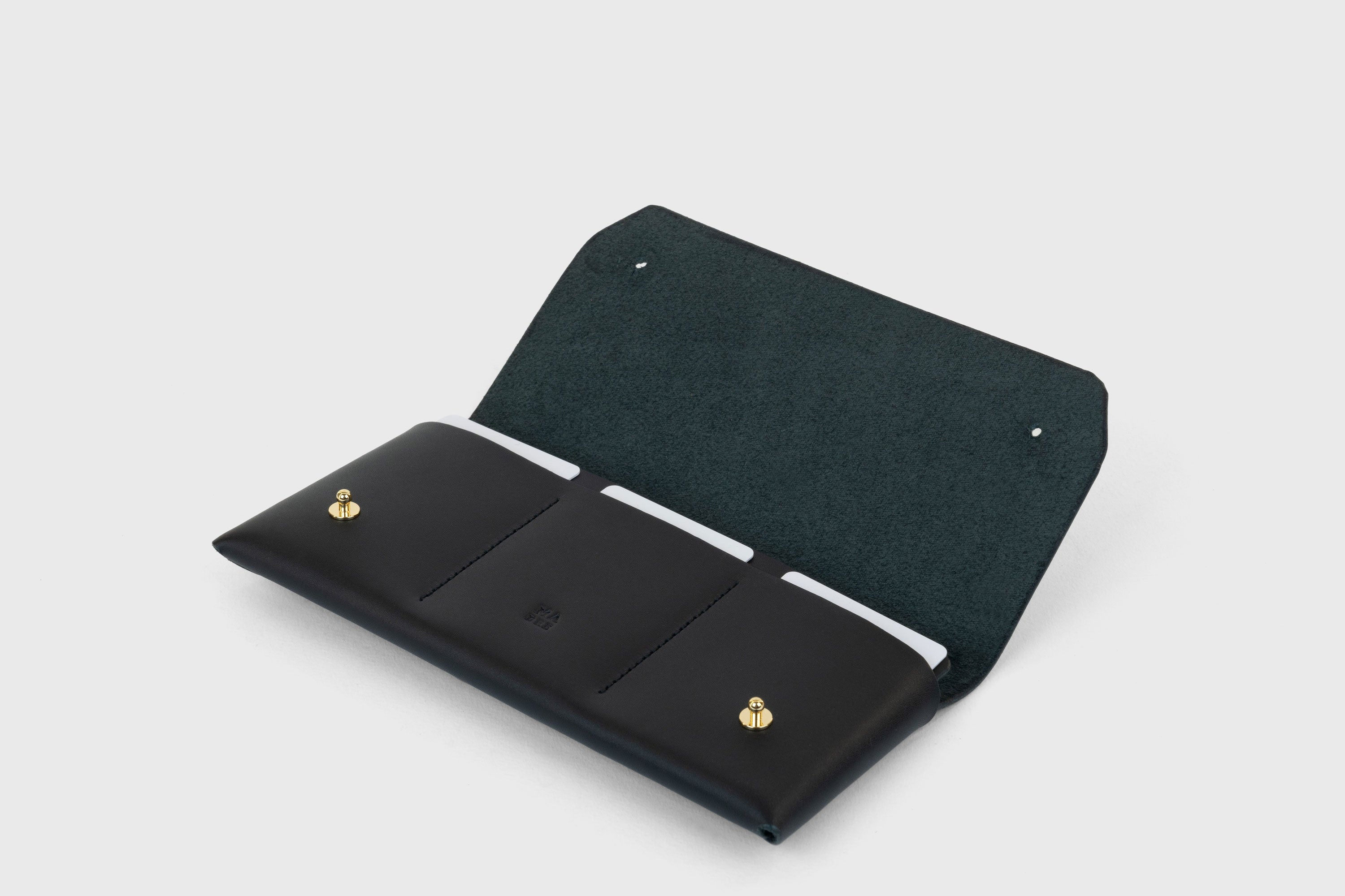 Wallet Pouch Black Color Leather Cardholder Phone Minimalistic Design Vegetable Tanned Leather Full Grain Premium Quality Atelier Madre Manuel Dreesmann Barcelona Spain