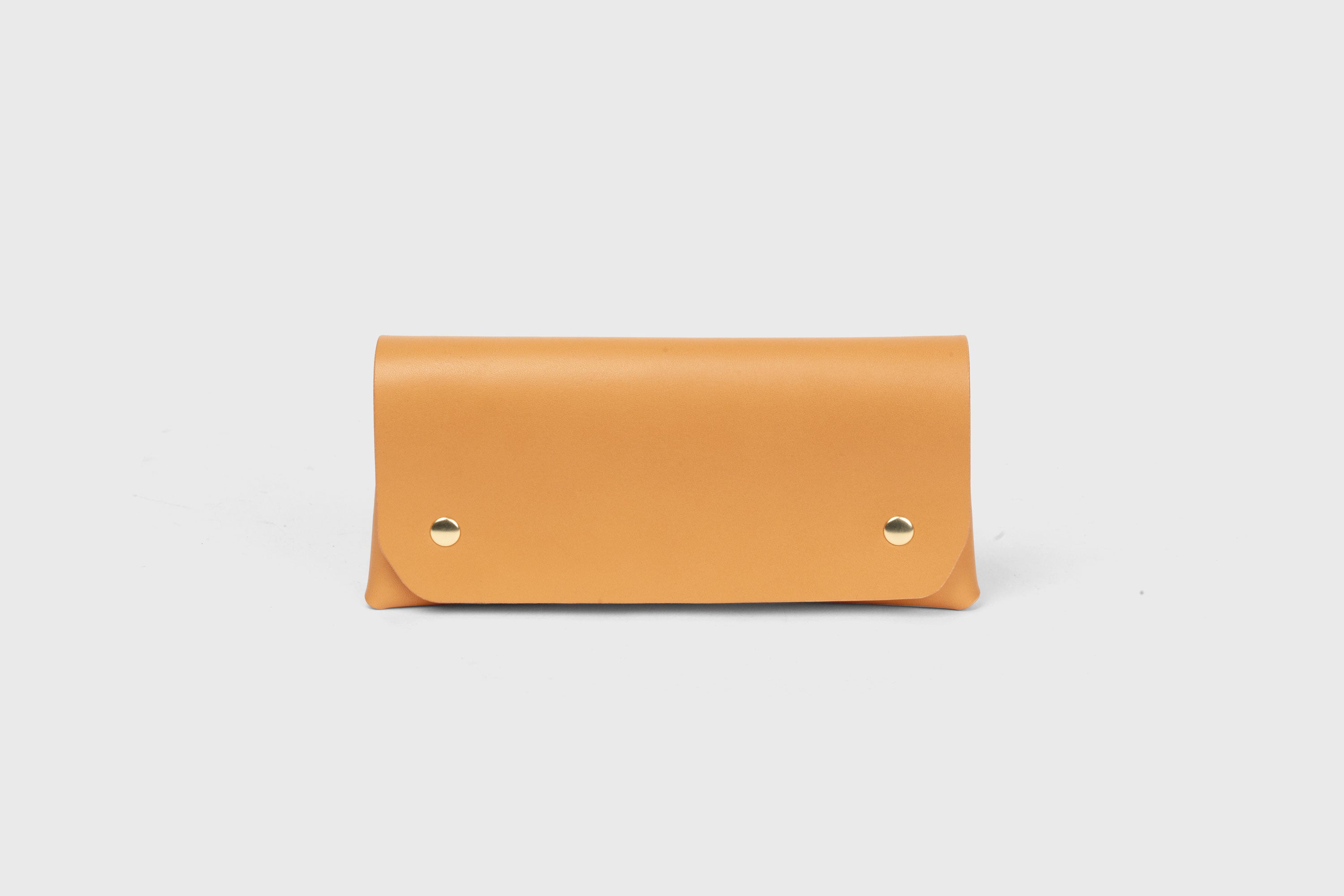 Wallet Pouch Brown Leather Cardholder Phone Minimalistic Design Vegetable Tanned Leather Full Grain Premium Quality Atelier Madre Manuel Dreesmann Barcelona Spain